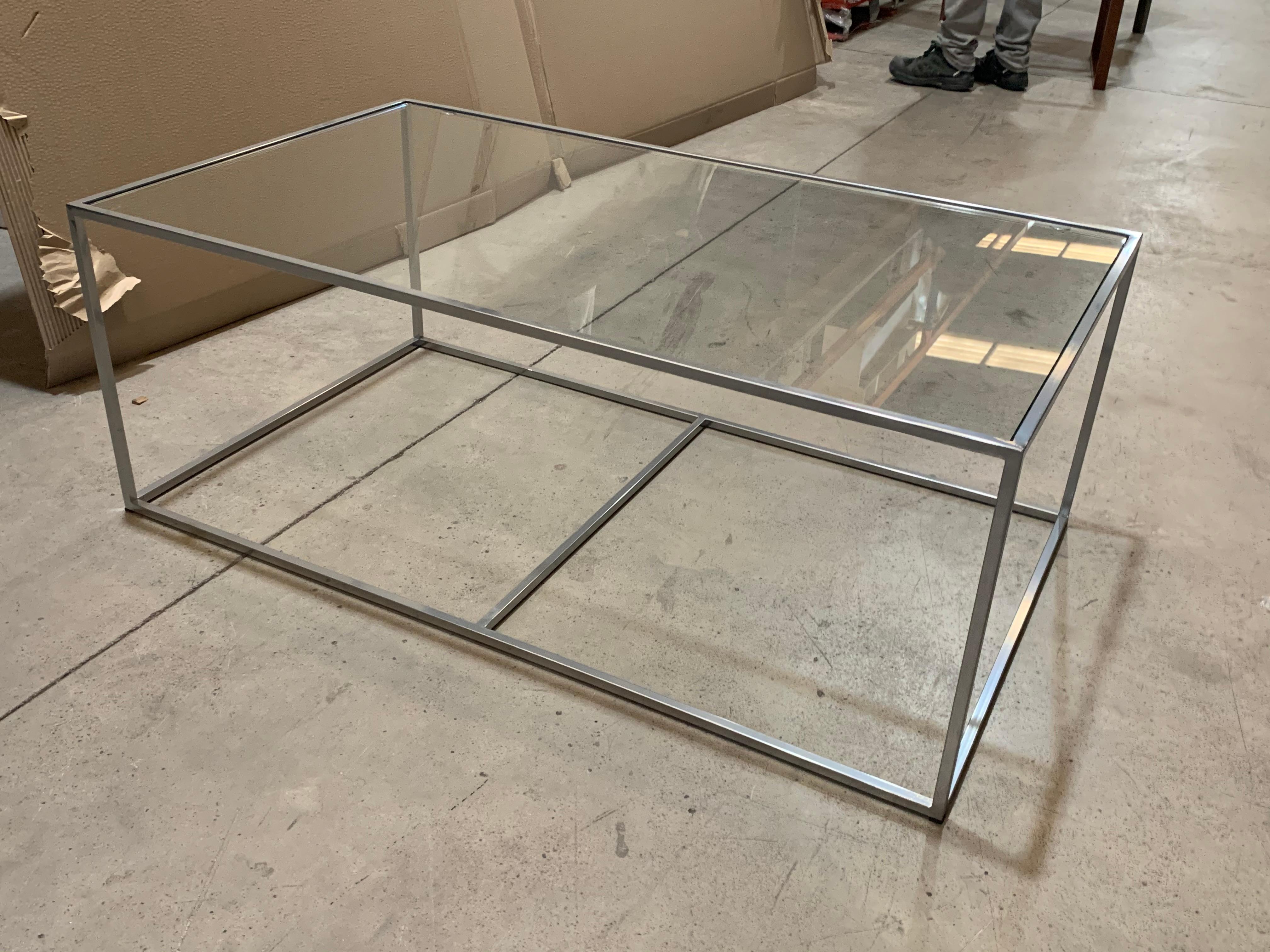 Neuer moderner rechteckiger weißer Tisch mit Glasplatte. Innen oder außen.

Schmiedeeisen.
 