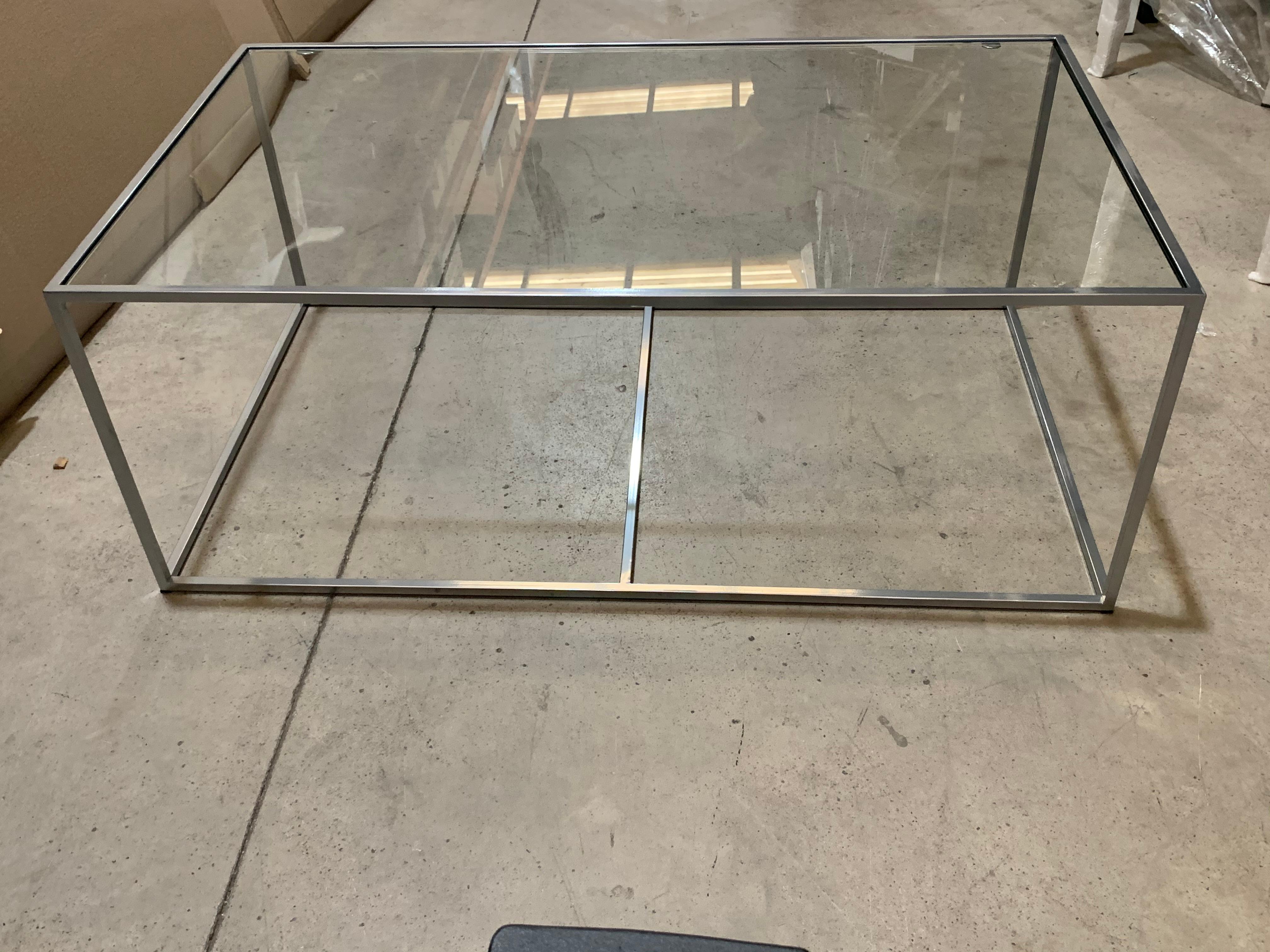 Neu Moderner rechteckiger Tisch aus Eisen:: für drinnen und draußen im Zustand „Neu“ im Angebot in Miami, FL