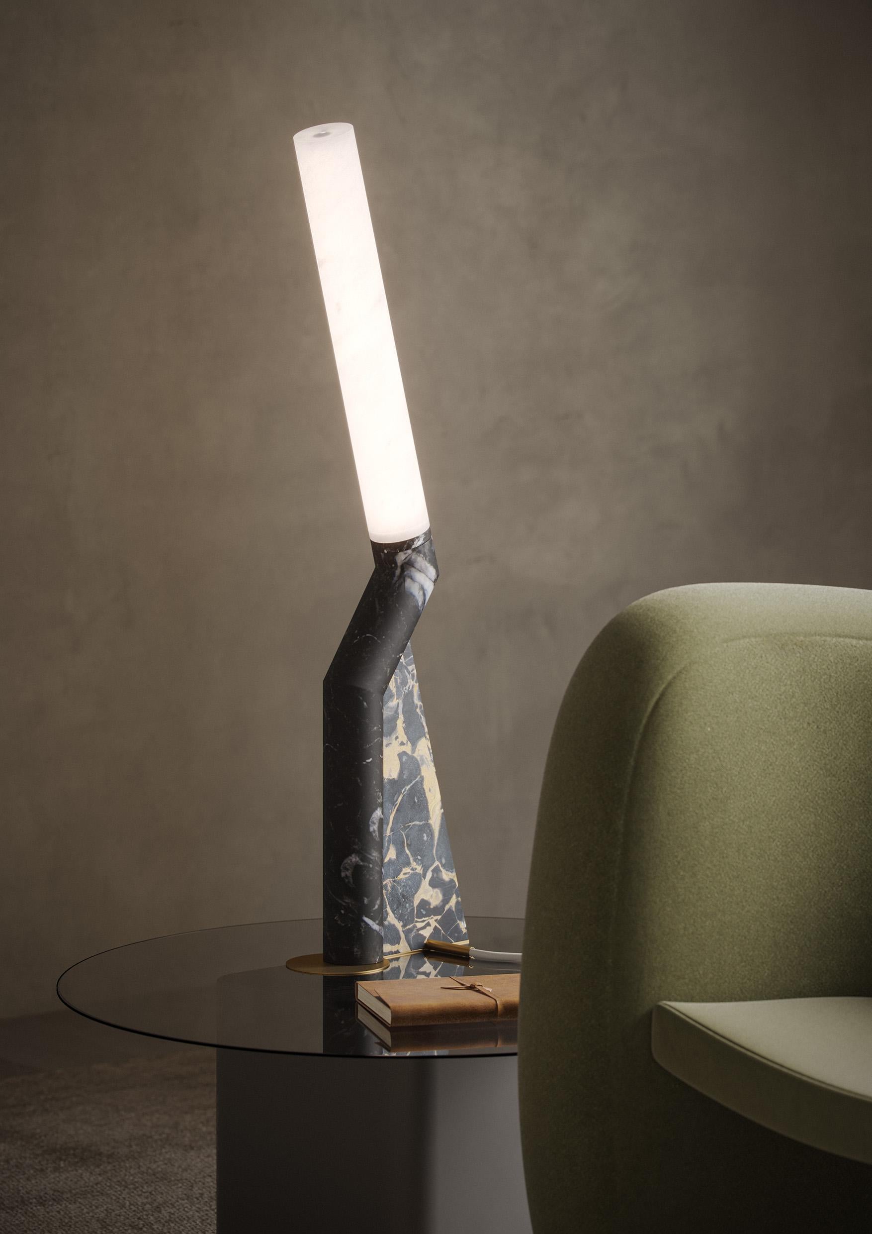 Moderne Lampe aus Marmor, Schöpfer Bec Brittain (Italienisch) im Angebot