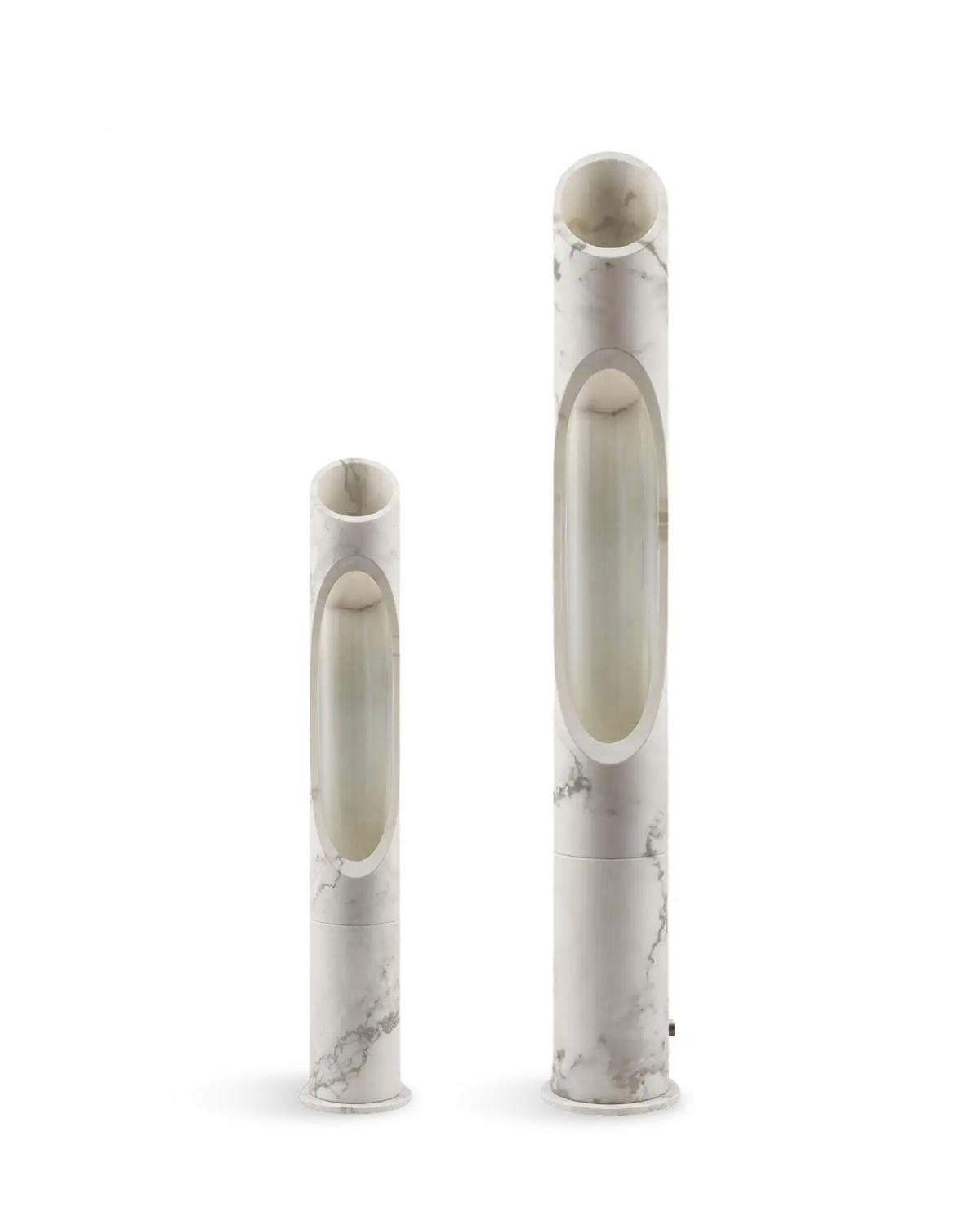 Lampe L en marbre White Arabescato, conçue par Jacopo Simonetti.
Disponible également en marbre rose Egeo, blanc Onyx, noir Marquinia et en version S. 

Collection S. Armonia : Inspirée par l'image captivante que peuvent créer deux éléments
