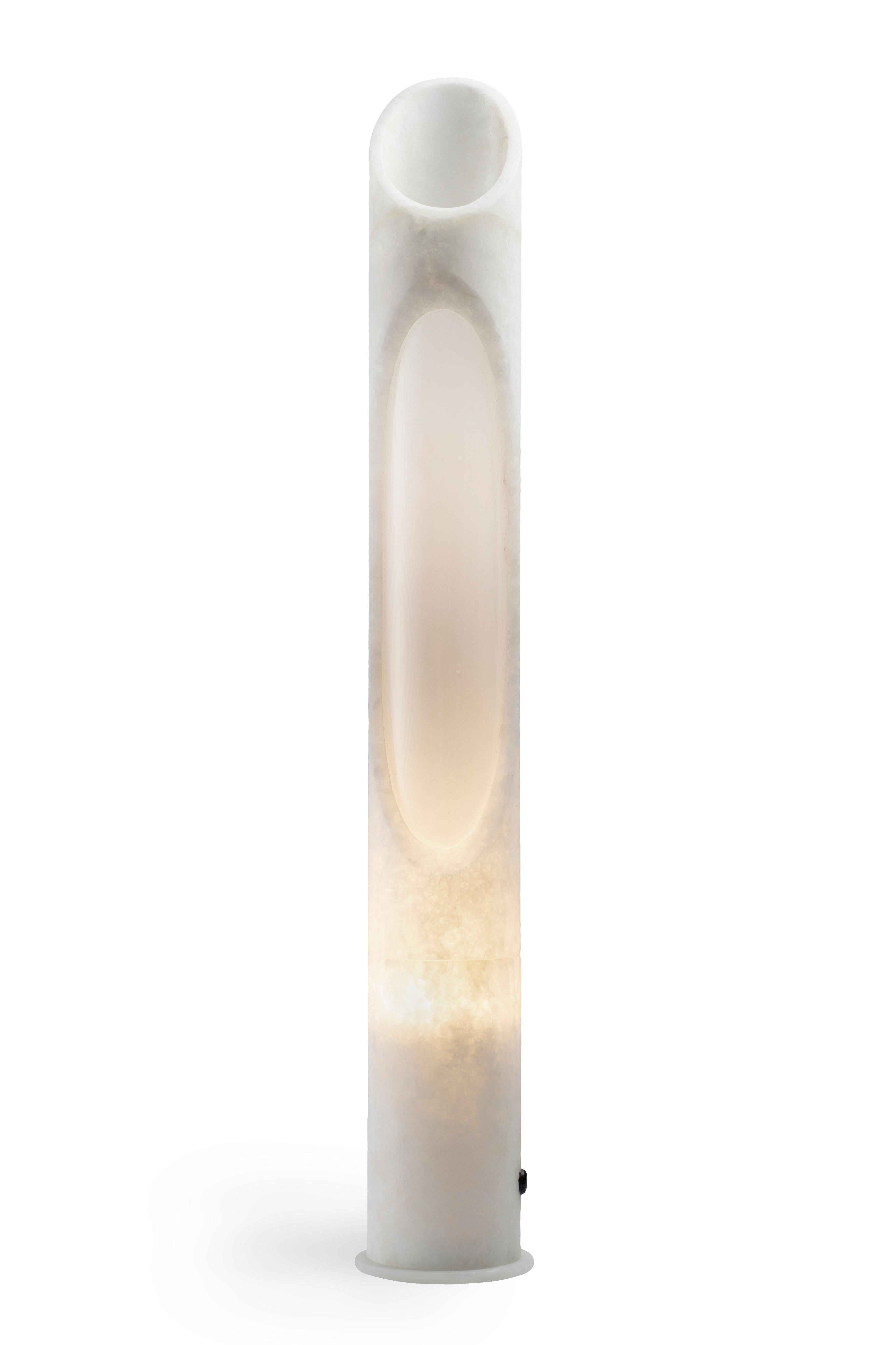 Lampe L aus weißem Onyx-Marmor, entworfen von Jacopo Simonetti.
Erhältlich auch in Rosa Egeo, Weiß Arabescato, Schwarz Marquinia und in der Version S. 

Armonia Collection: Inspiriert von dem fesselnden Bild, das zwei kontrastierende Elemente