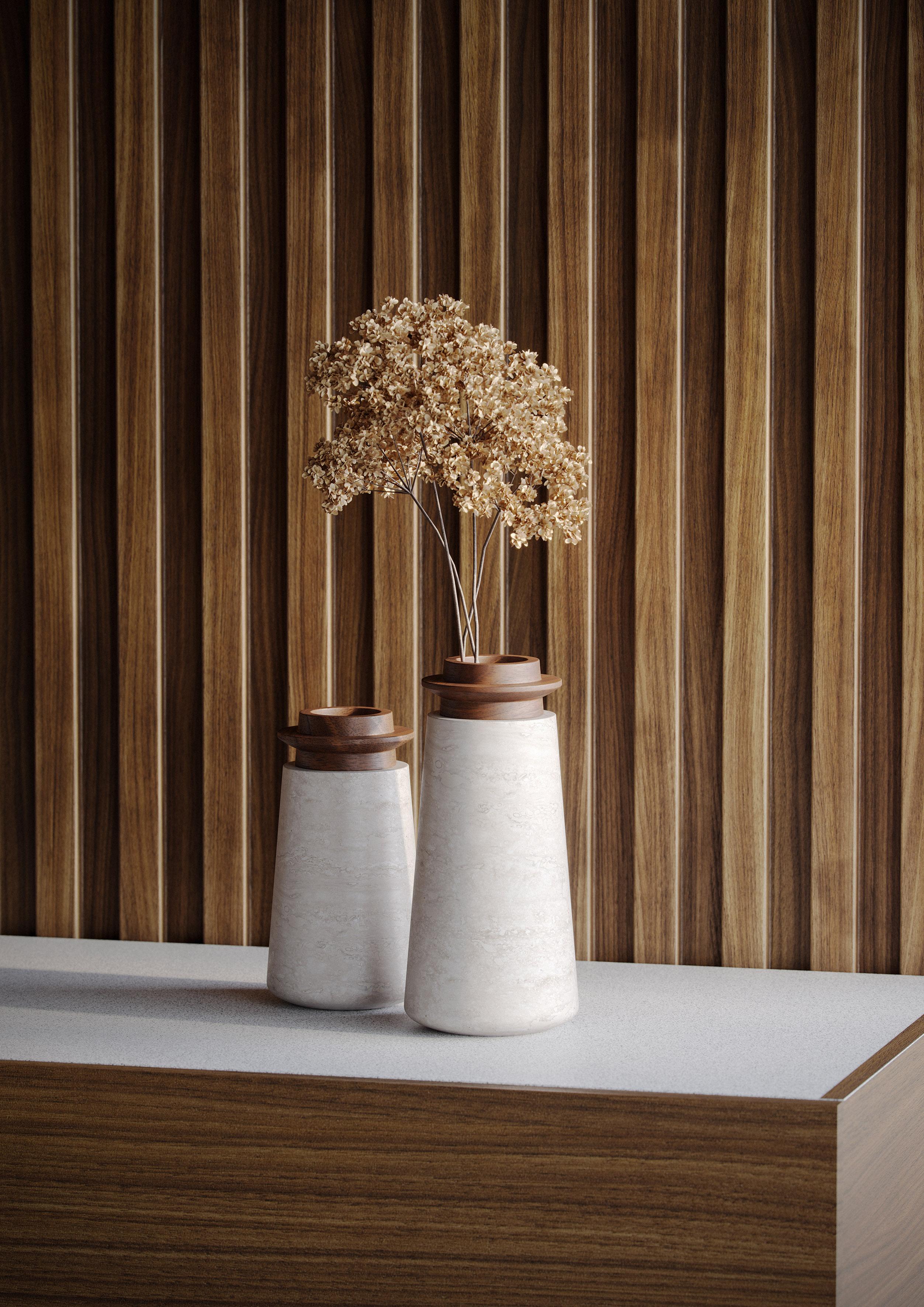 Vaso in Travertino Navona e legno di noce.
Dimensioni: 15×31,7 cm, 5,9x12,4 pollici, finitura liscia. Nome commerciale: Tivoli Vase L, Collezione Tivoli del designer spagnolo Ivan Colominas. Realizzato in Italia, rifinito a mano.

** I vasi in marmi