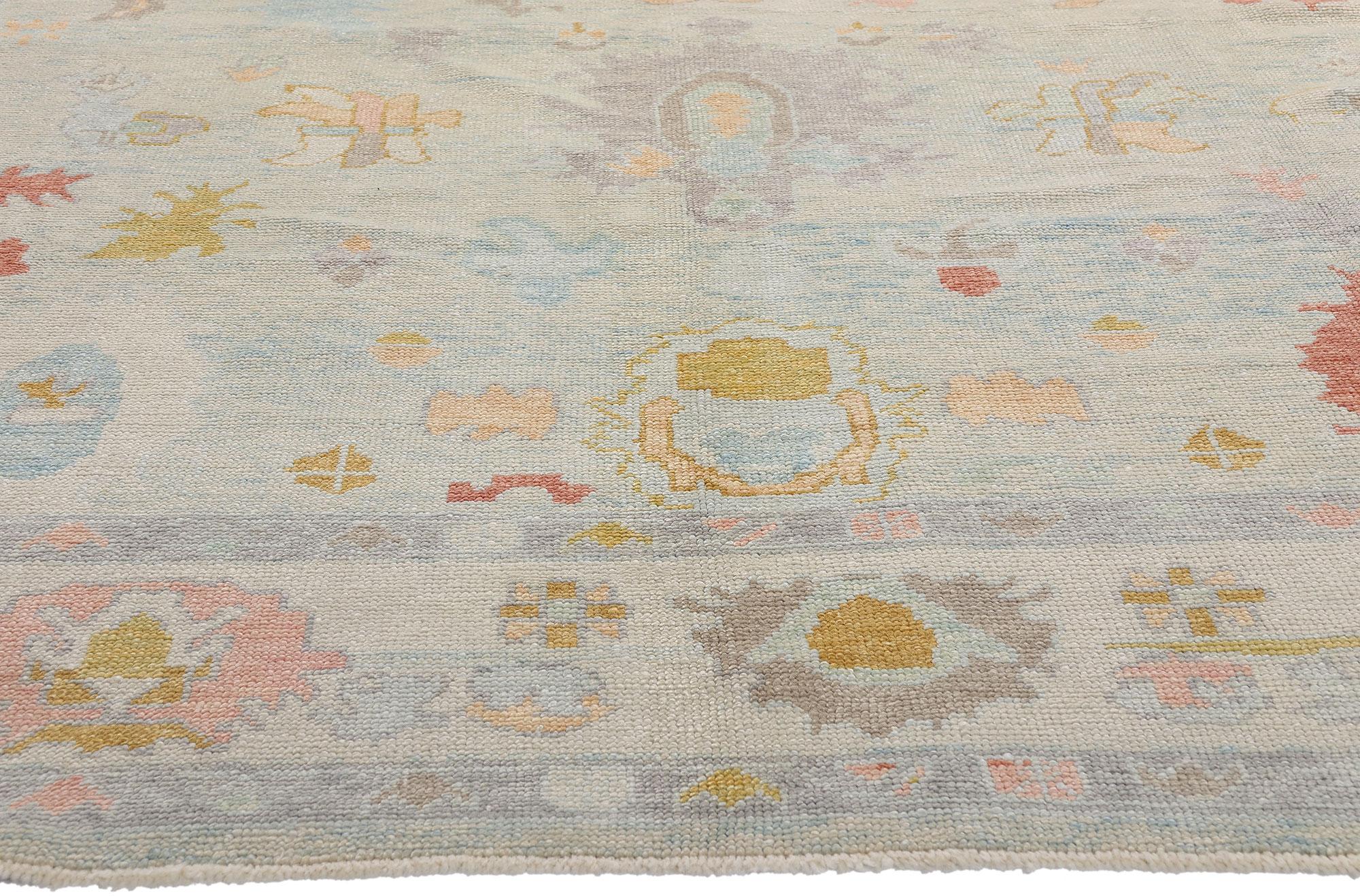 54008 New Modern Light Blue Turkish Oushak Rug, 07'10 x 10'04. Questo tappeto Oushak turco in lana annodato a mano, che emana lo splendore raffinato di un artigianato contemporaneo ancorato a una tradizione secolare, offre una visione di grazia