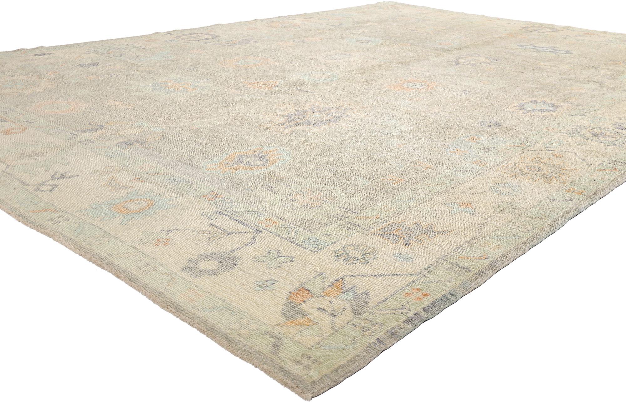 54004 Nuovo Tappeto Oushak Turco Grigio Chiaro Moderno, 09'10 x 14'01. Tessuto nel cuore storico dell'Anatolia, questo tappeto moderno turco Oushak in lana annodato a mano è una raffinata sinfonia di delicatezza e raffinatezza, uno straordinario