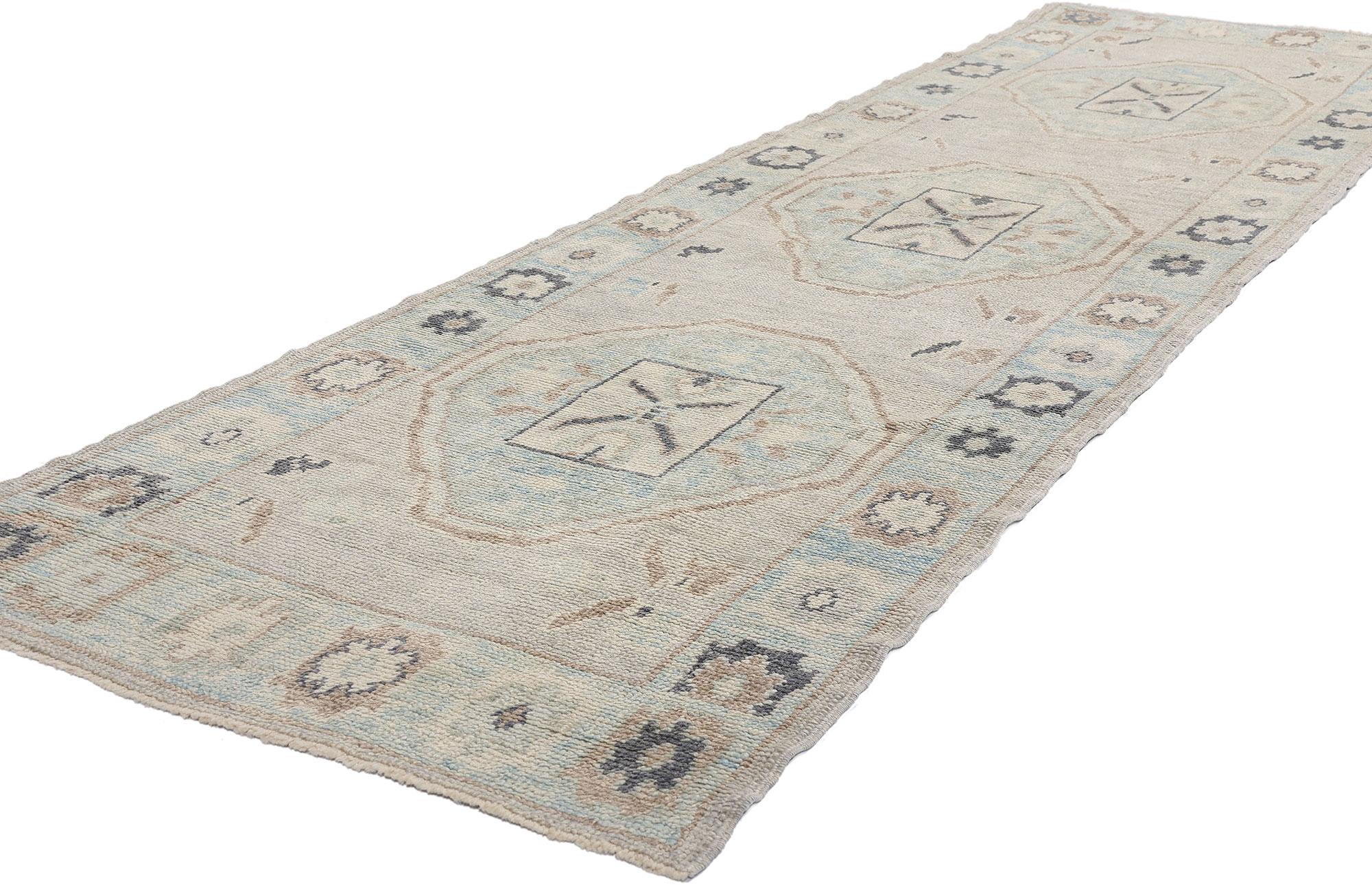 54011 New Modern Light Gray Turkish Oushak Rug, 02'10 x 10'10. Come una poesia sussurrata nella pietra e nel cielo, questo runner Oushak in lana turca annodato a mano trascende i limiti della semplice ornamentazione, offrendo invece un portale verso