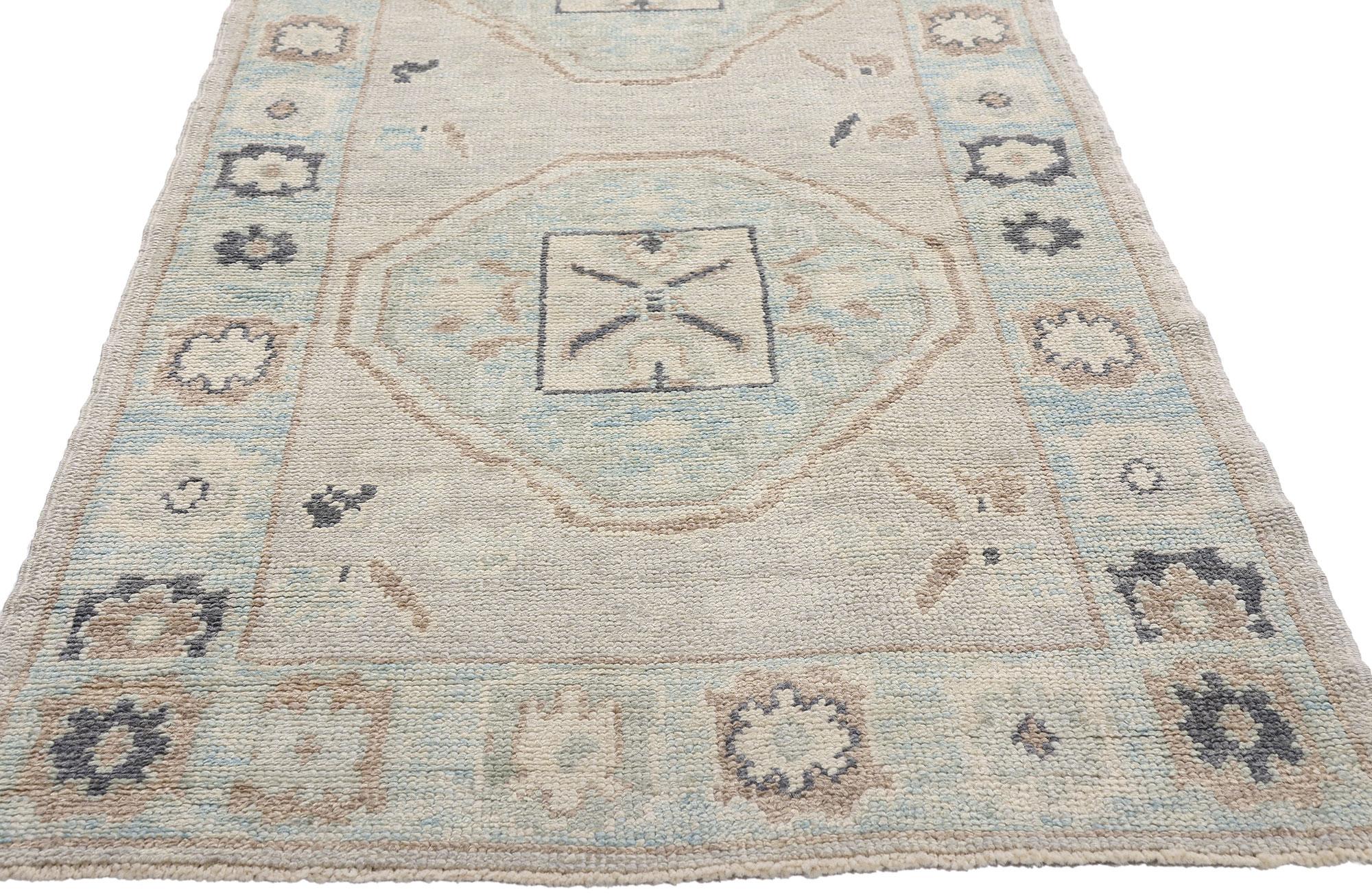 Annodato a mano Nuovo Tappeto turco Oushak grigio chiaro moderno con stile transitorio in vendita