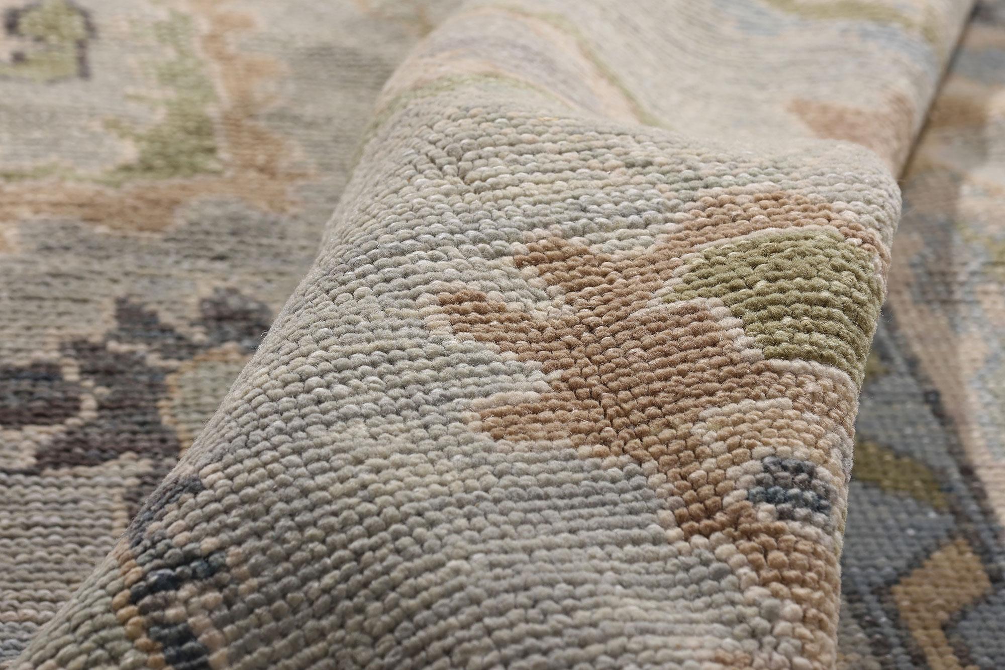 New Modern Light Gray Turkish Oushak Carpet with Transitional Style (Handgeknüpft) im Angebot