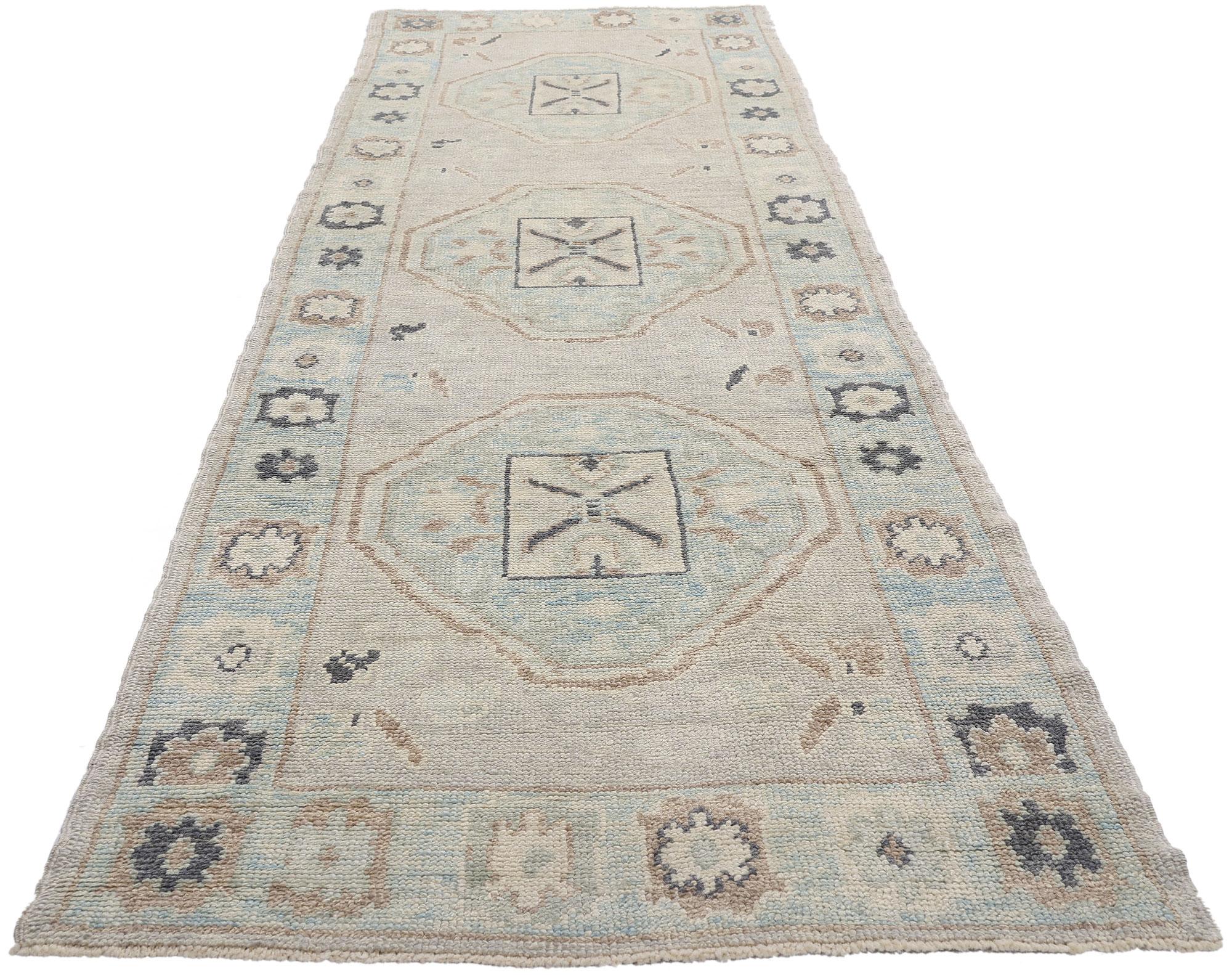 XXI secolo e contemporaneo Nuovo Tappeto turco Oushak grigio chiaro moderno con stile transitorio in vendita