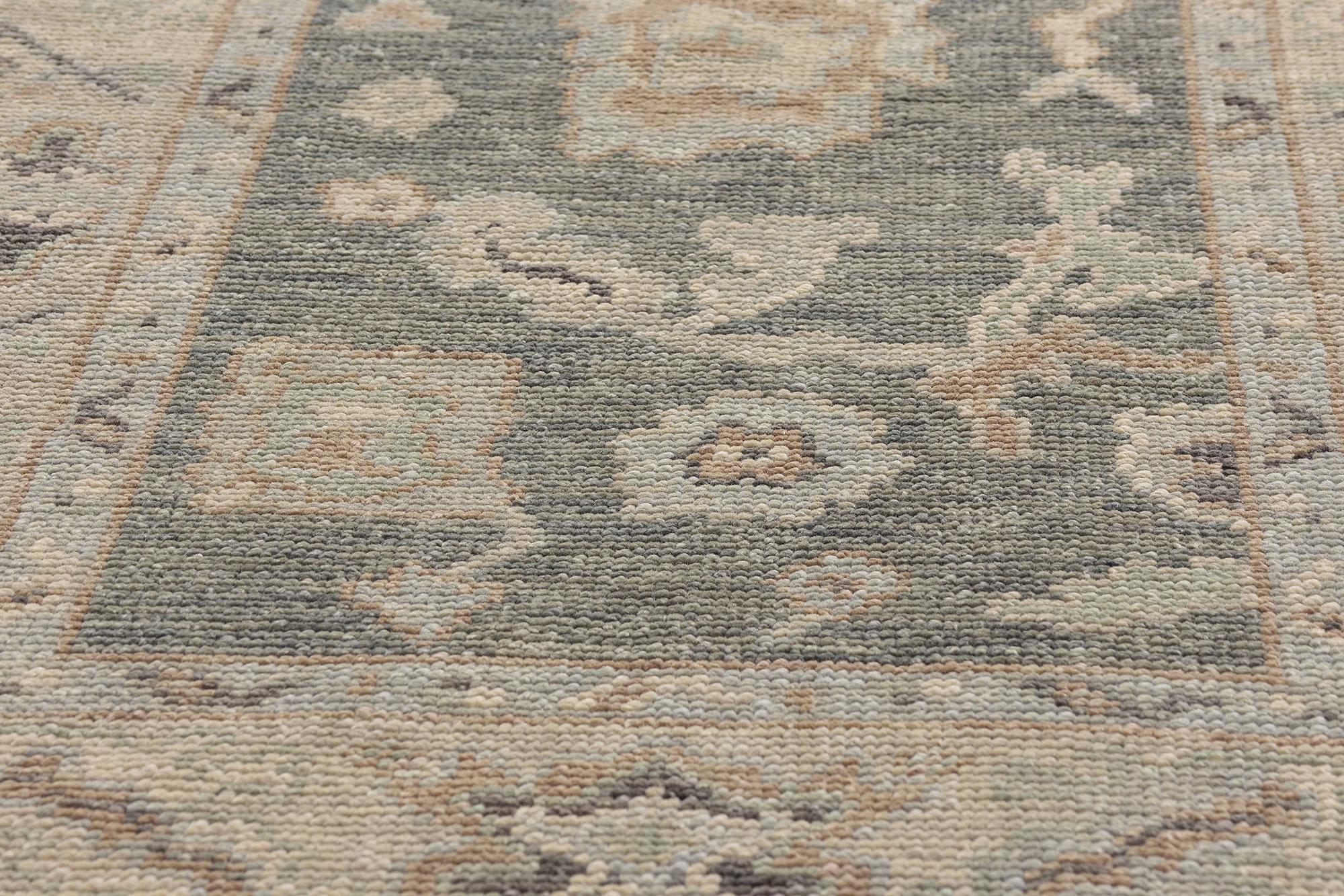 Neuer moderner hellgrauer türkischer Oushak-Teppich im Übergangsstil im Angebot 1