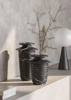 Neu, moderne, mittelgroße Vase aus schwarzem Marquinia-Marmor, Schöpfer Ivan Colominas STOCK