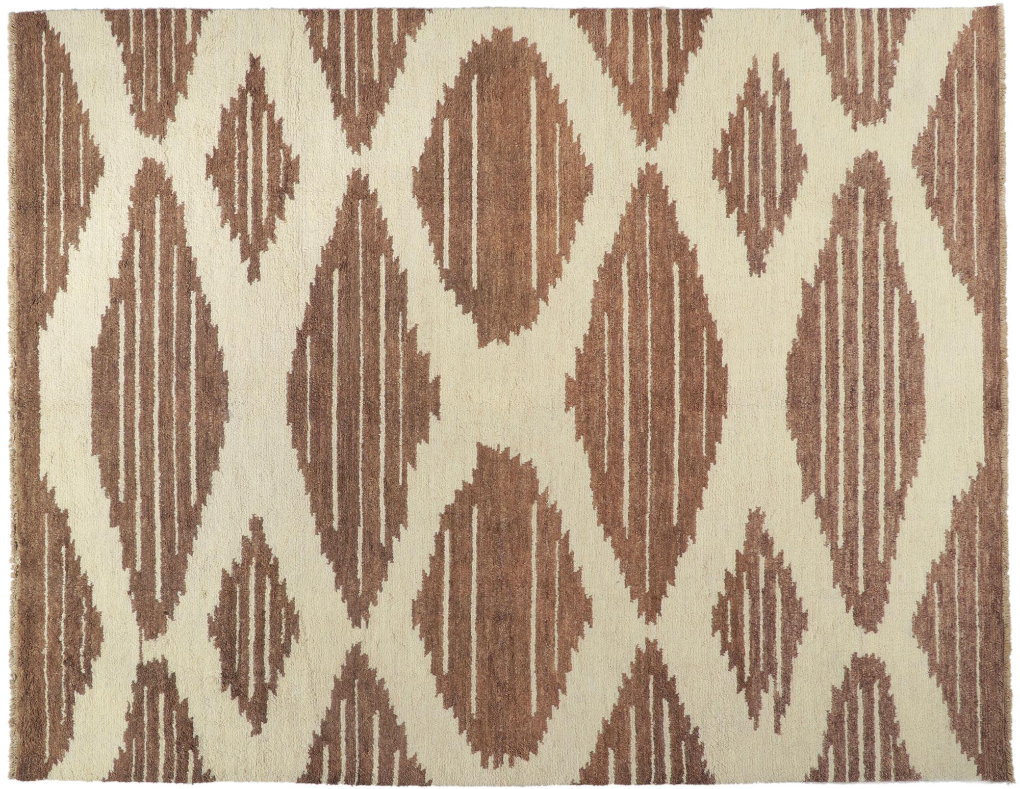 80383 New Modern Marokkanischer Teppich, 10'04 x 13'02. Dieser handgeknüpfte marokkanische Wollteppich versprüht nomadischen Charme mit unglaublichen Details und Texturen und ist eine fesselnde Vision von gewebter Schönheit. Das Navajo-Design und