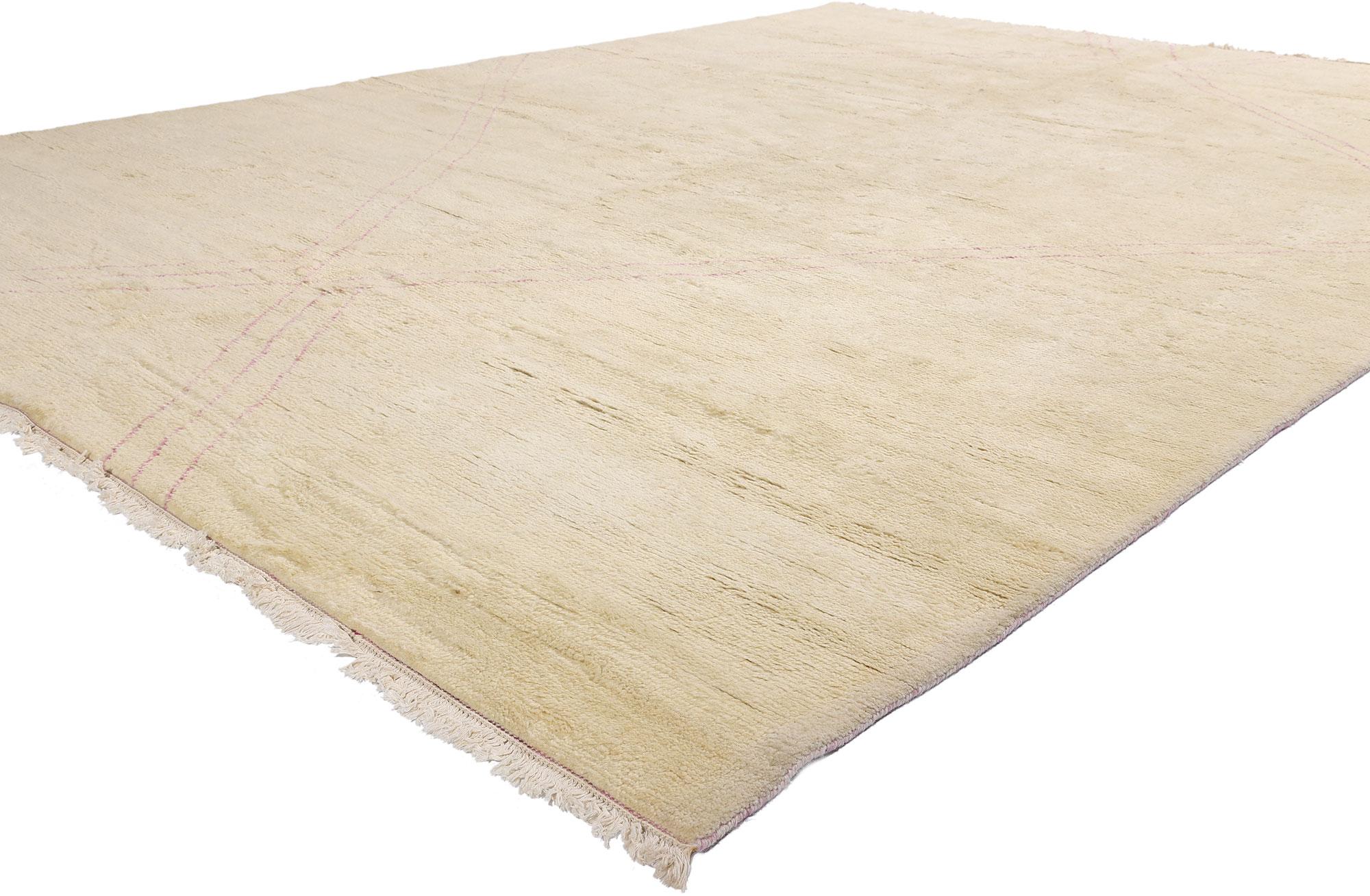 30527, neuer zeitgenössischer Teppich im marokkanischen Stil mit minimalistischem Bohème-Stil. Dieser moderne marokkanische Teppich aus handgeknüpfter Wolle zeichnet sich durch subtile rosa Linien aus, die sich über die gesamte Länge des