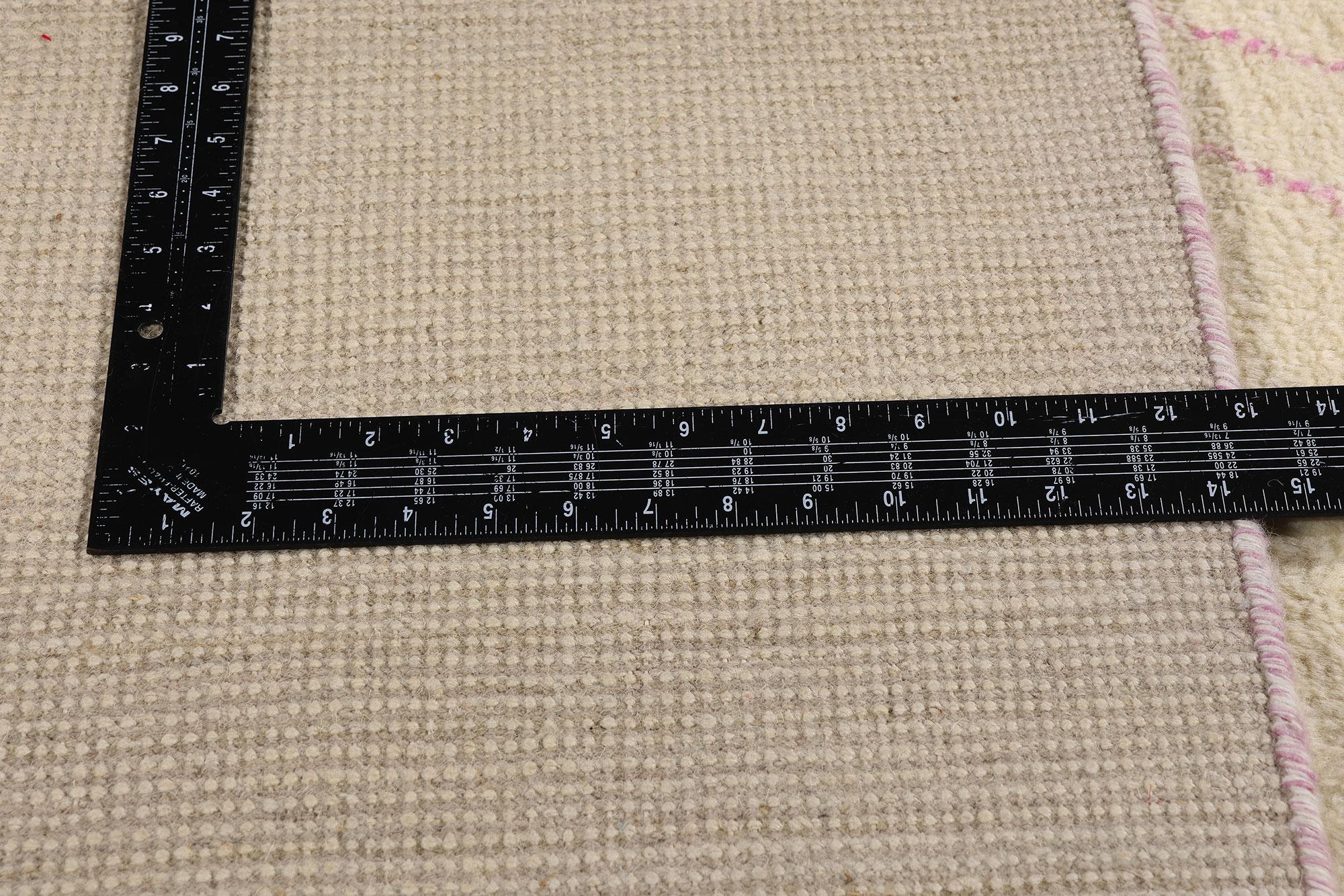 Zeitgenössischer Teppich im marokkanischen Stil mit minimalistischem böhmischem Stil im Angebot 1
