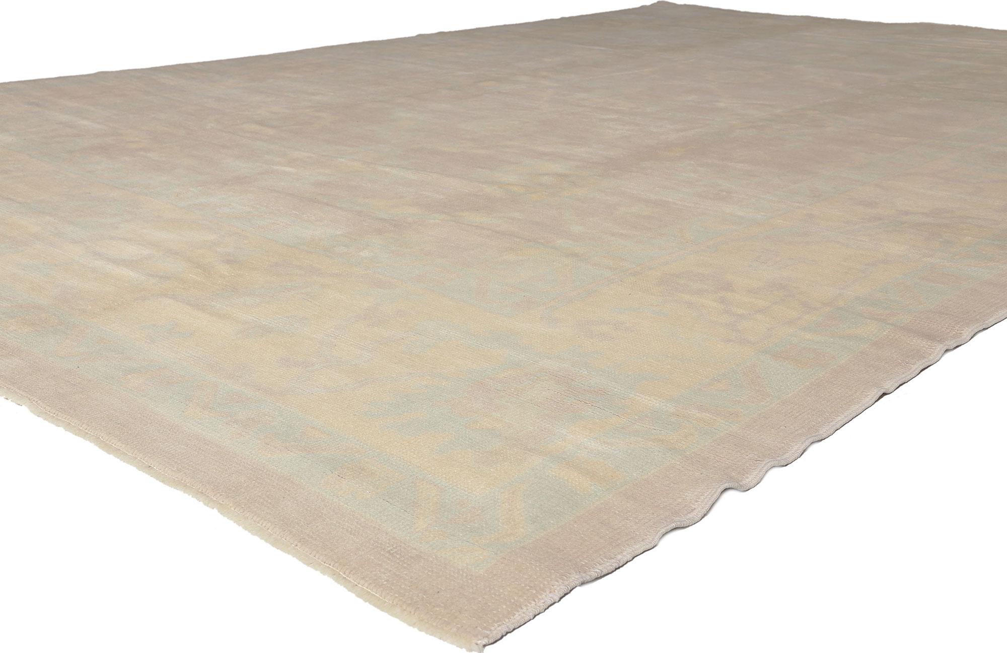 53161 Moderner gedämpfter türkischer Oushak-Teppich, 09'03 x 13'07. Wie das Morgenlicht, das sanft über die alten anatolischen Hügel streicht, flüstert dieser moderne türkische Oushak-Teppich aus handgeknüpfter Wolle eher, als dass er schreit. In