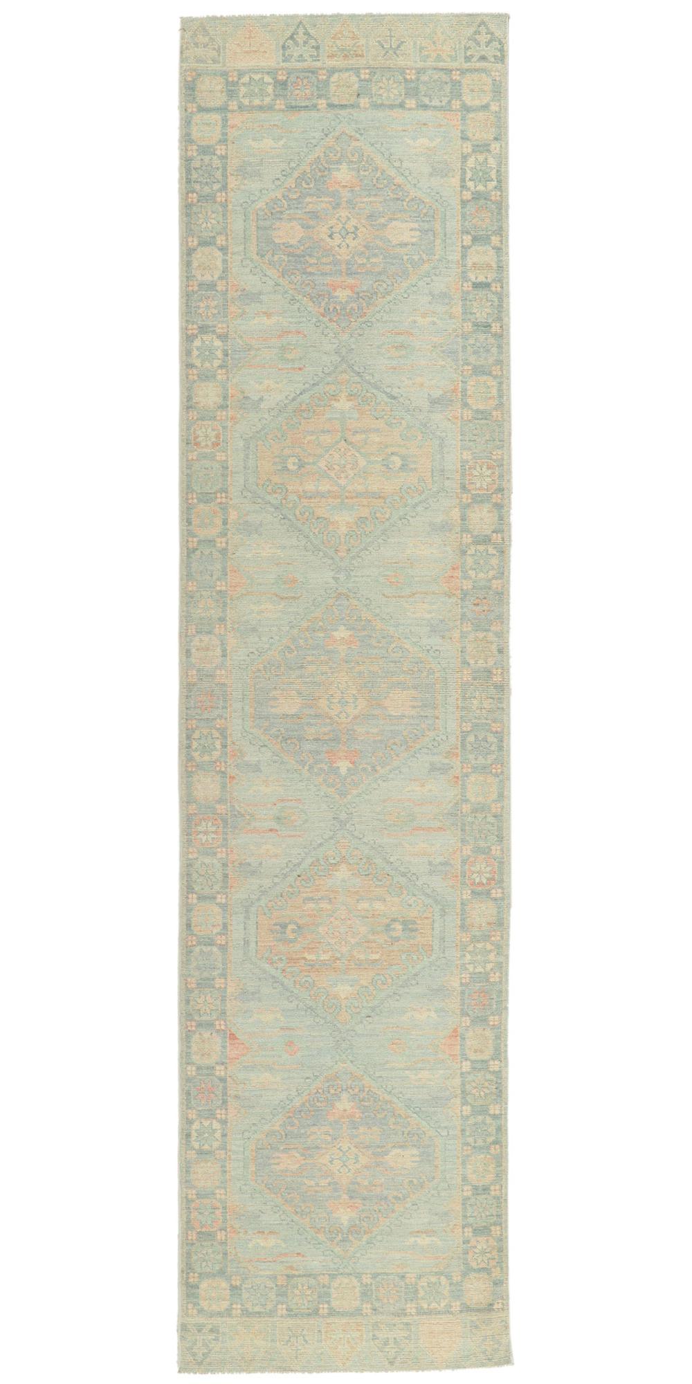Zeitgenössischer Oushak-Läufer mit weichen, pastellfarbenen Farben (Wolle) im Angebot