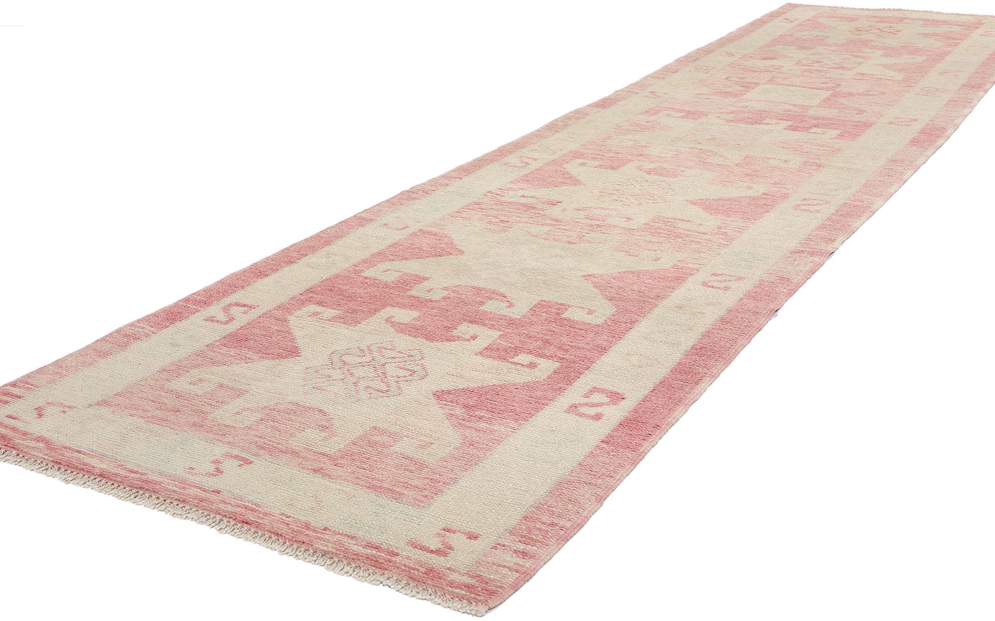 53974 Nueva Alfombra Turca Moderna Rosa Oushak Corredor, 03'00 x 12'09. Este moderno pasillo de alfombra turca Oushak de lana anudada a mano muestra maravillosamente el arte del tejido de Anatolia, combinando a la perfección motivos tradicionales