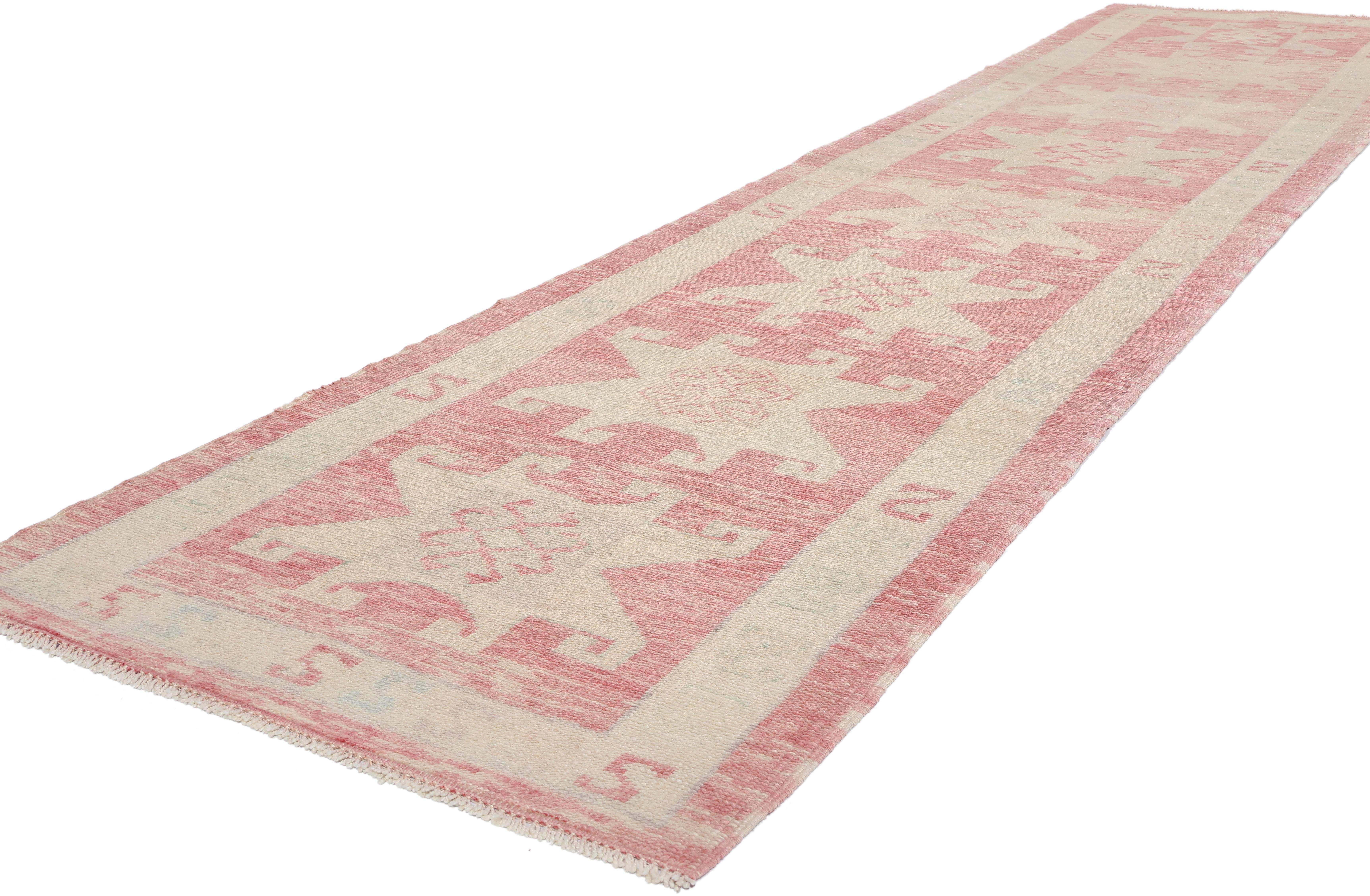 53972 New Modern Pink Türkisch Oushak Rug Runner, 03'01 x 13'07. Dieser moderne türkische Oushak-Teppichläufer aus handgeknüpfter Wolle ist eine raffinierte Darstellung anatolischer Handwerkskunst und bietet eine perfekte Mischung aus Tradition und