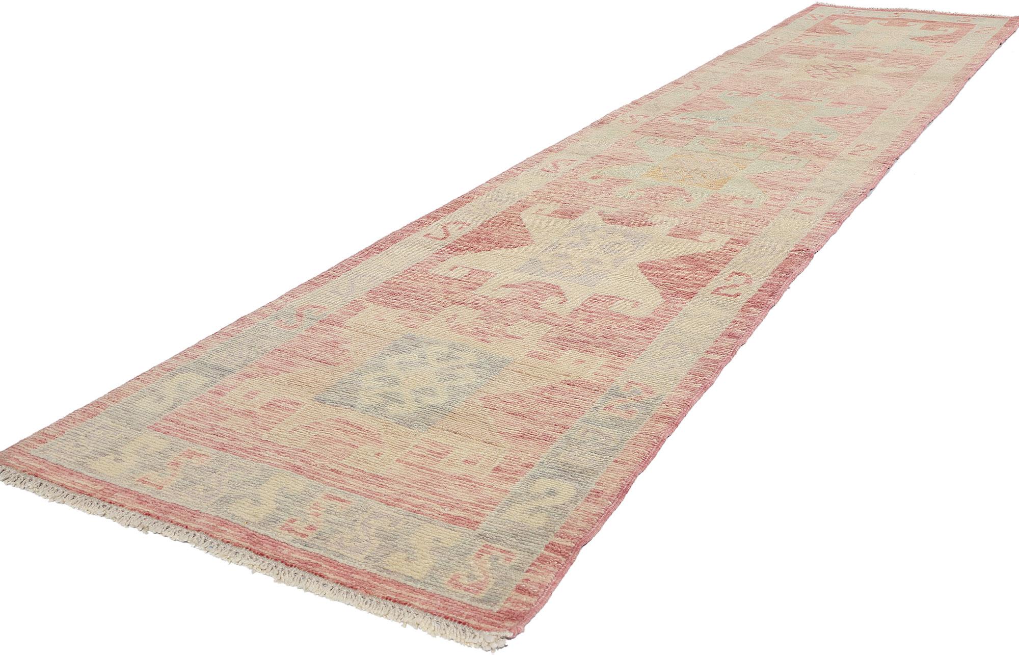 53973 New Modern Pink Türkisch Oushak Rug Runner, 02'07 x 13'00. Dieser moderne türkische Oushak-Teppichläufer aus handgeknüpfter Wolle verkörpert die zeitlose Kunst der anatolischen Weberei und bietet ein harmonisches Gleichgewicht zwischen
