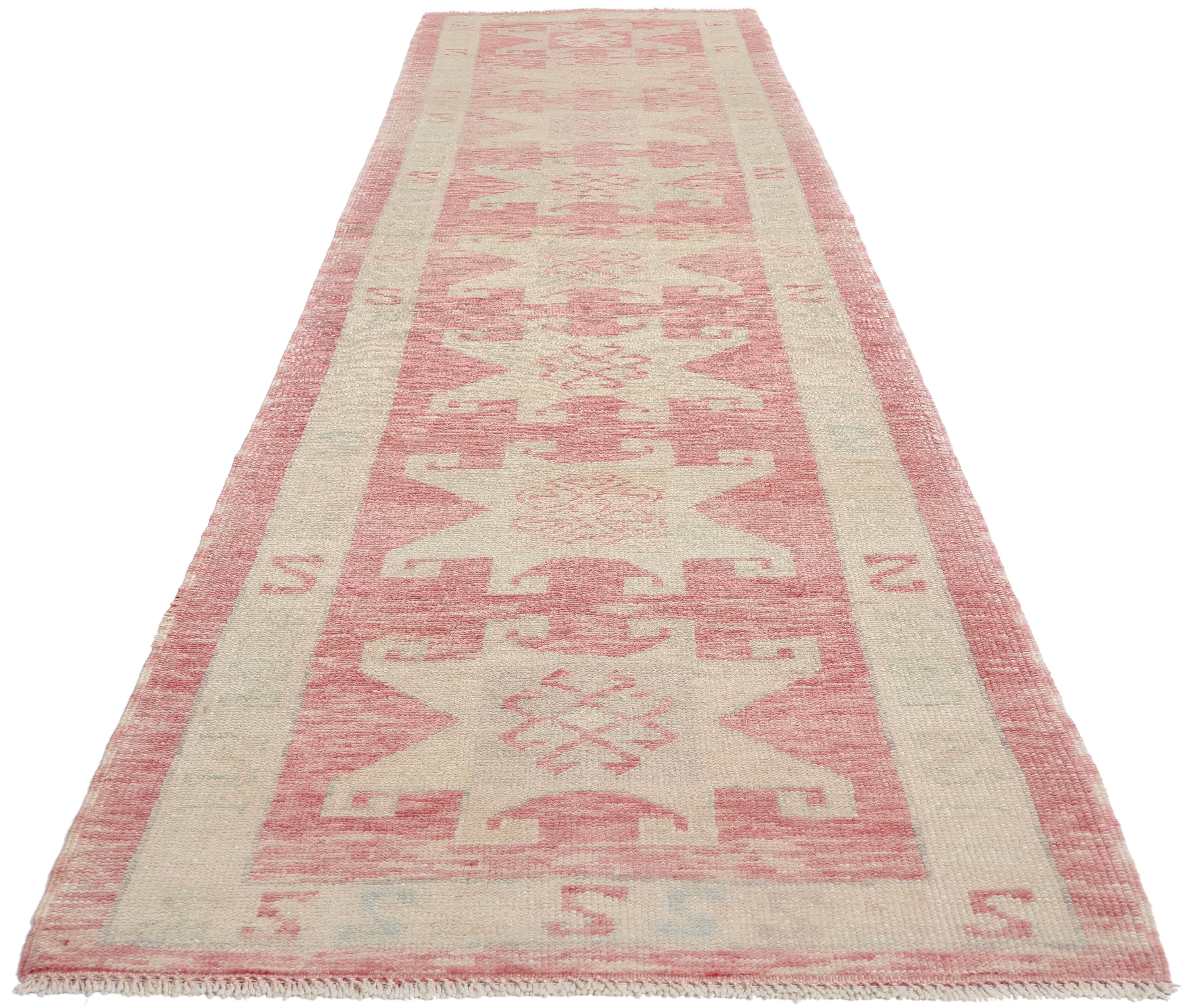 Neuer moderner rosa türkischer Oushak-Teppich mit traditionellem Stil (Türkisch) im Angebot