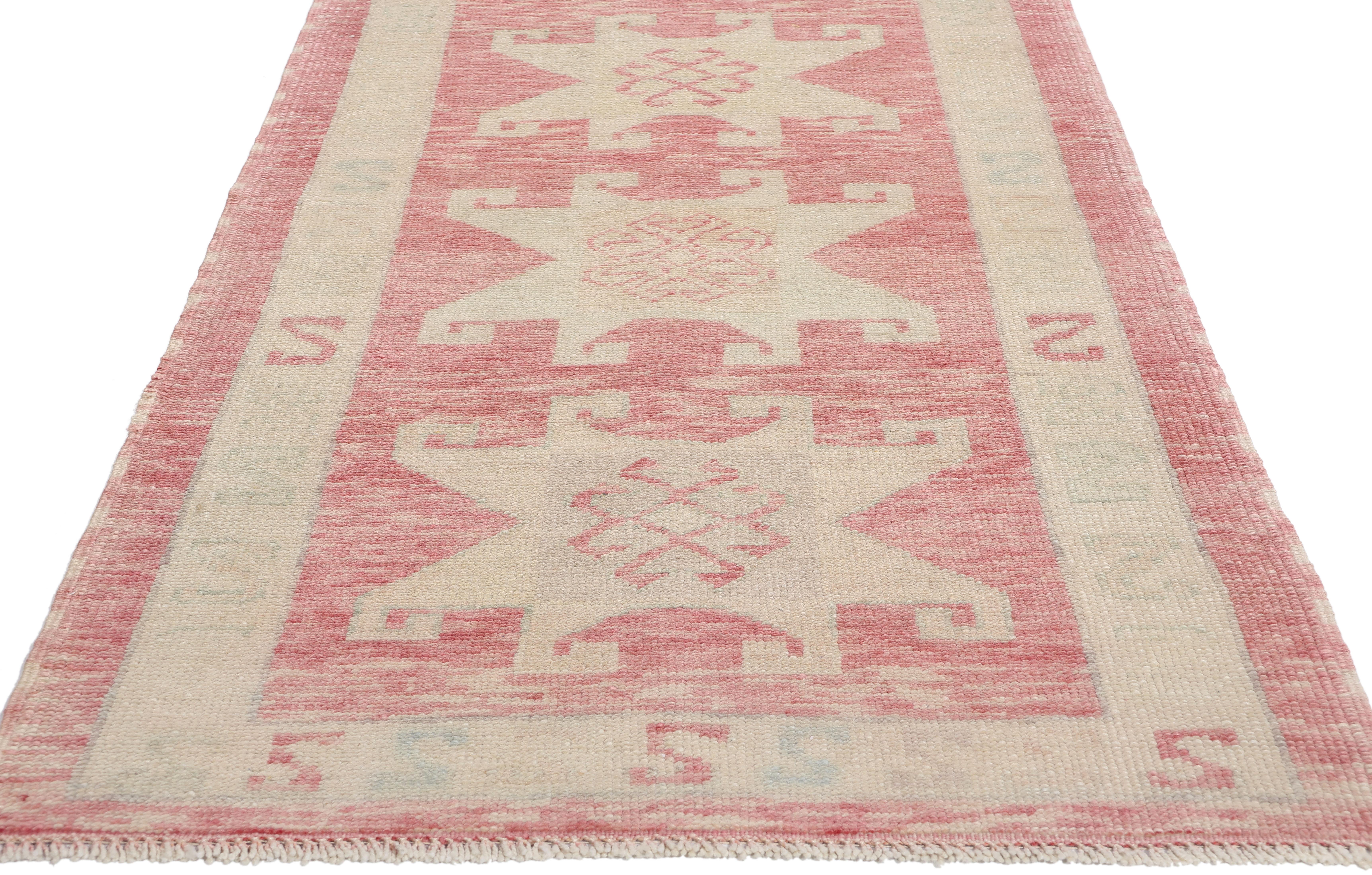 Neuer moderner rosa türkischer Oushak-Teppich mit traditionellem Stil (Handgeknüpft) im Angebot