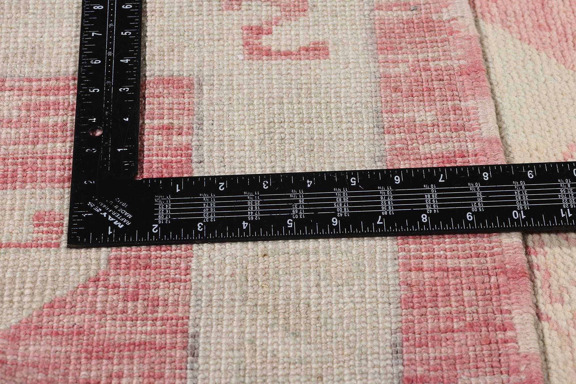 Neuer moderner rosa türkischer Oushak-Teppich mit traditionellem Stil (21. Jahrhundert und zeitgenössisch) im Angebot