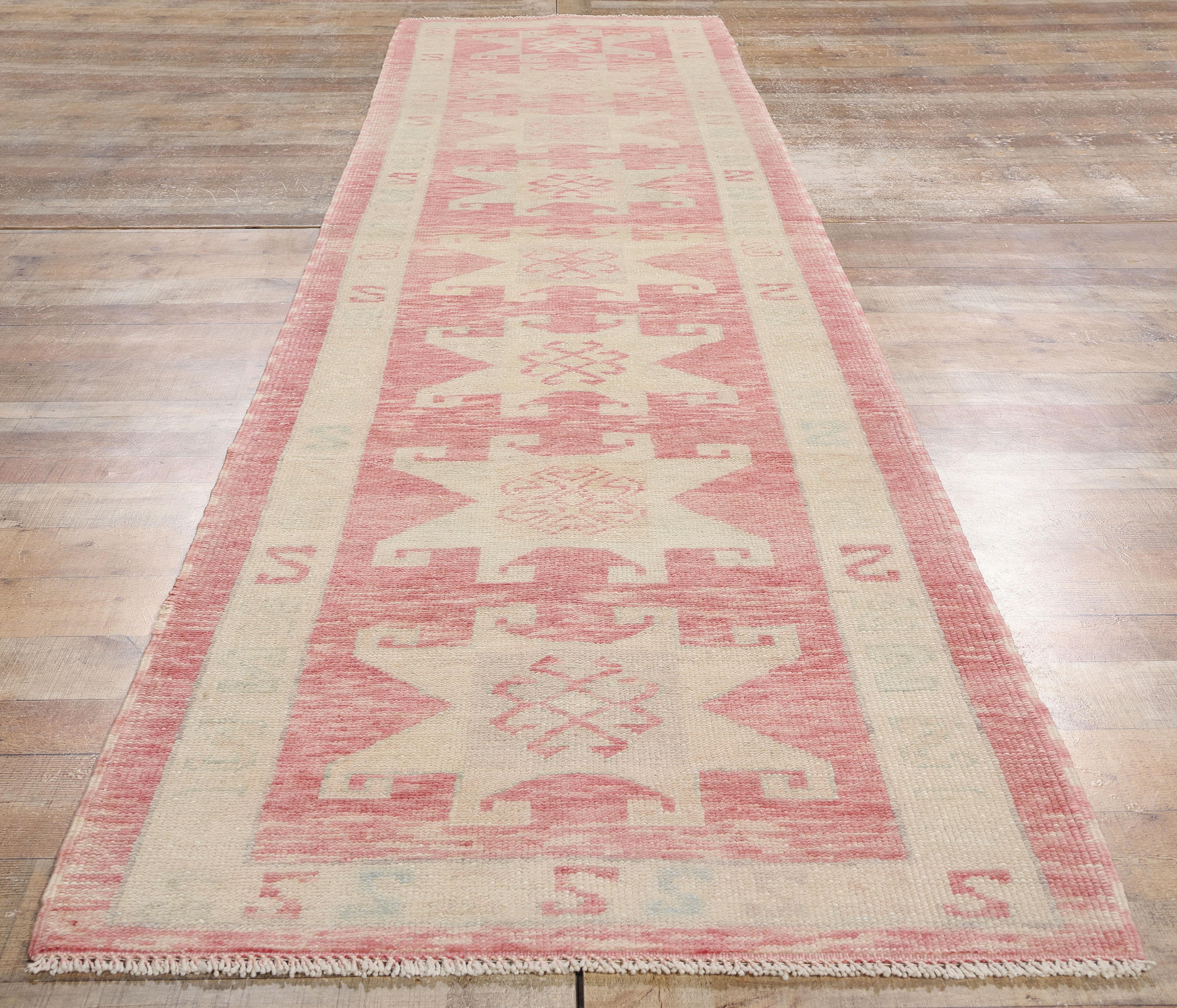 Neuer moderner rosa türkischer Oushak-Teppich mit traditionellem Stil im Angebot 1