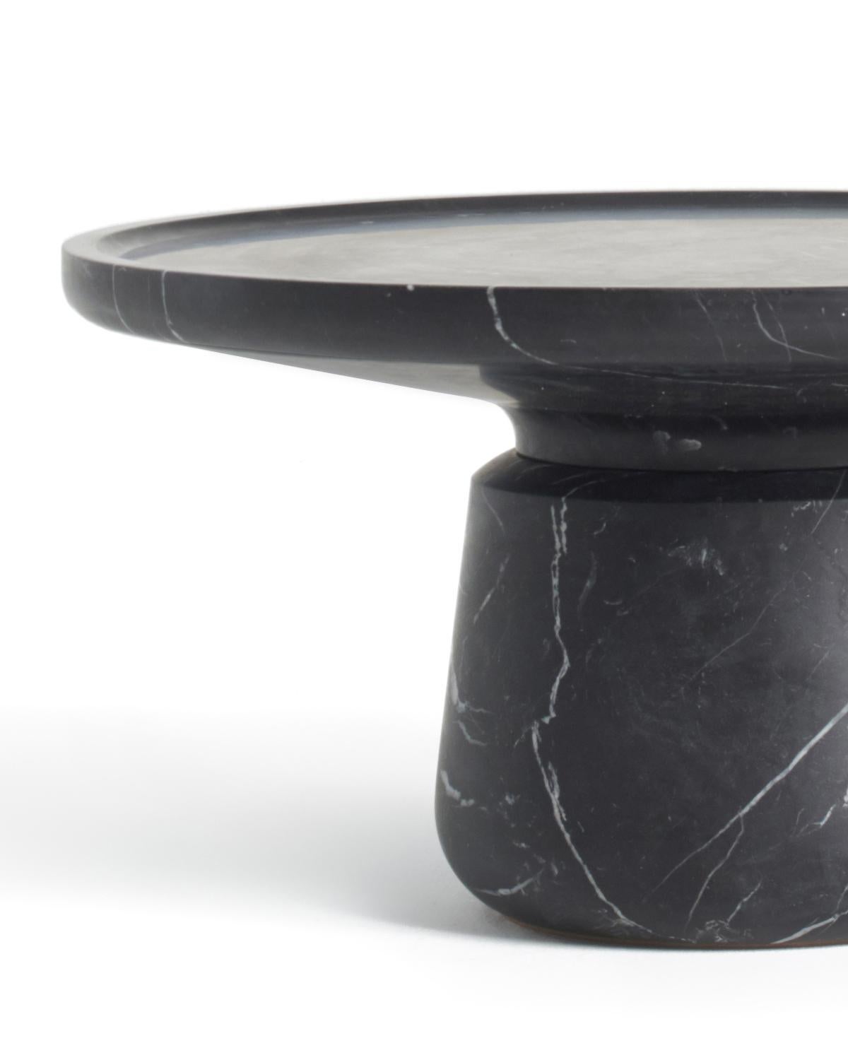 Table basse en marbre noir Marquinia. Dimensions : 75 (diamètre du sommet) x 36 (hauteur) cm - sommet rond -, 29.5 ⌀ (sommet) x 14.2 in, finition lisse. Nom commercial : Altana Large par le designer espagnol Ivan Colominas.
Pas de frontières
À