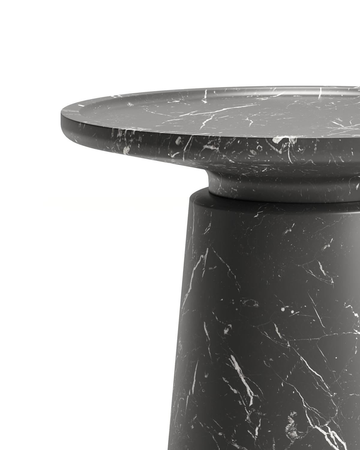 Table basse en marbre Black Marquinia, conçue par le designer espagnol Ivan Colominas. Une table iconique conçue pour rappeler les luxueuses terrasses antiques des demeures de la Renaissance. La table fait partie de la collection Altana et est