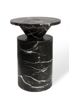 Neuer moderner Beistelltisch aus schwarzem Marquinia-Marmor, creator Chekerdjian Stock
