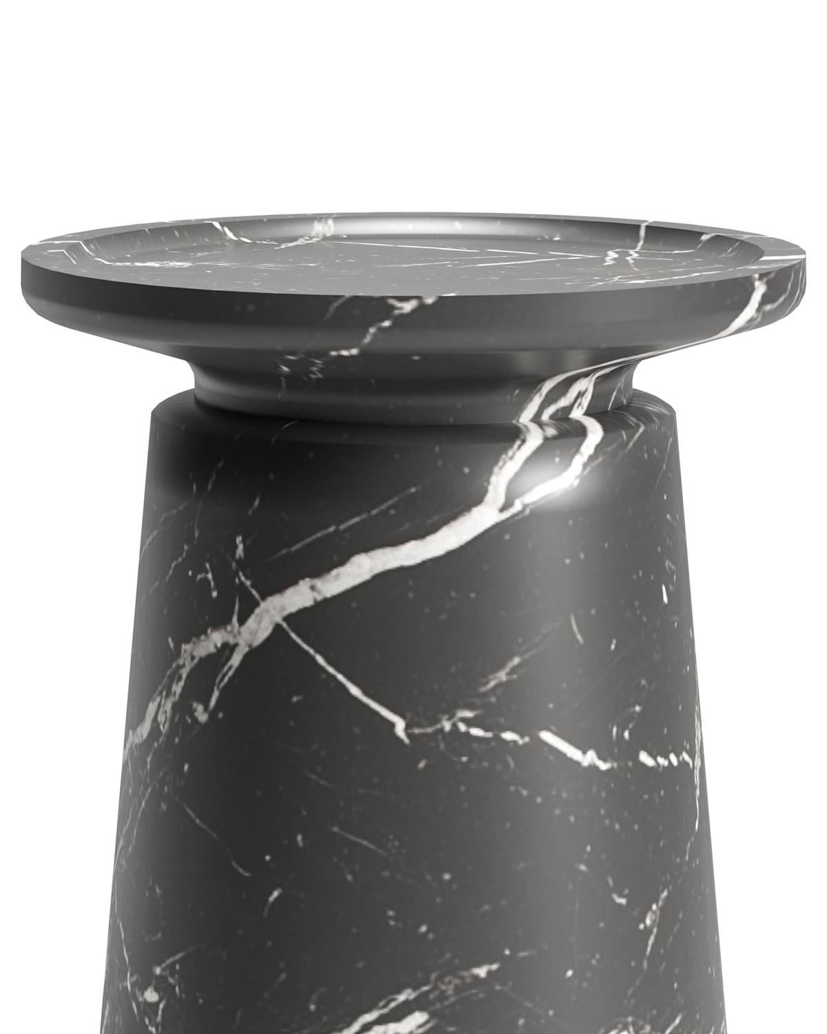 Table basse en marbre noir Marquinia. Dimensions : 38 (diamètre du sommet) x 54 (hauteur) cm - sommet rond - ,14.9 x 21.2 in, finition lisse. Nom commercial : Altana Small par le designer espagnol Ivan Colominas. 
Pas de frontières
À l'instar des