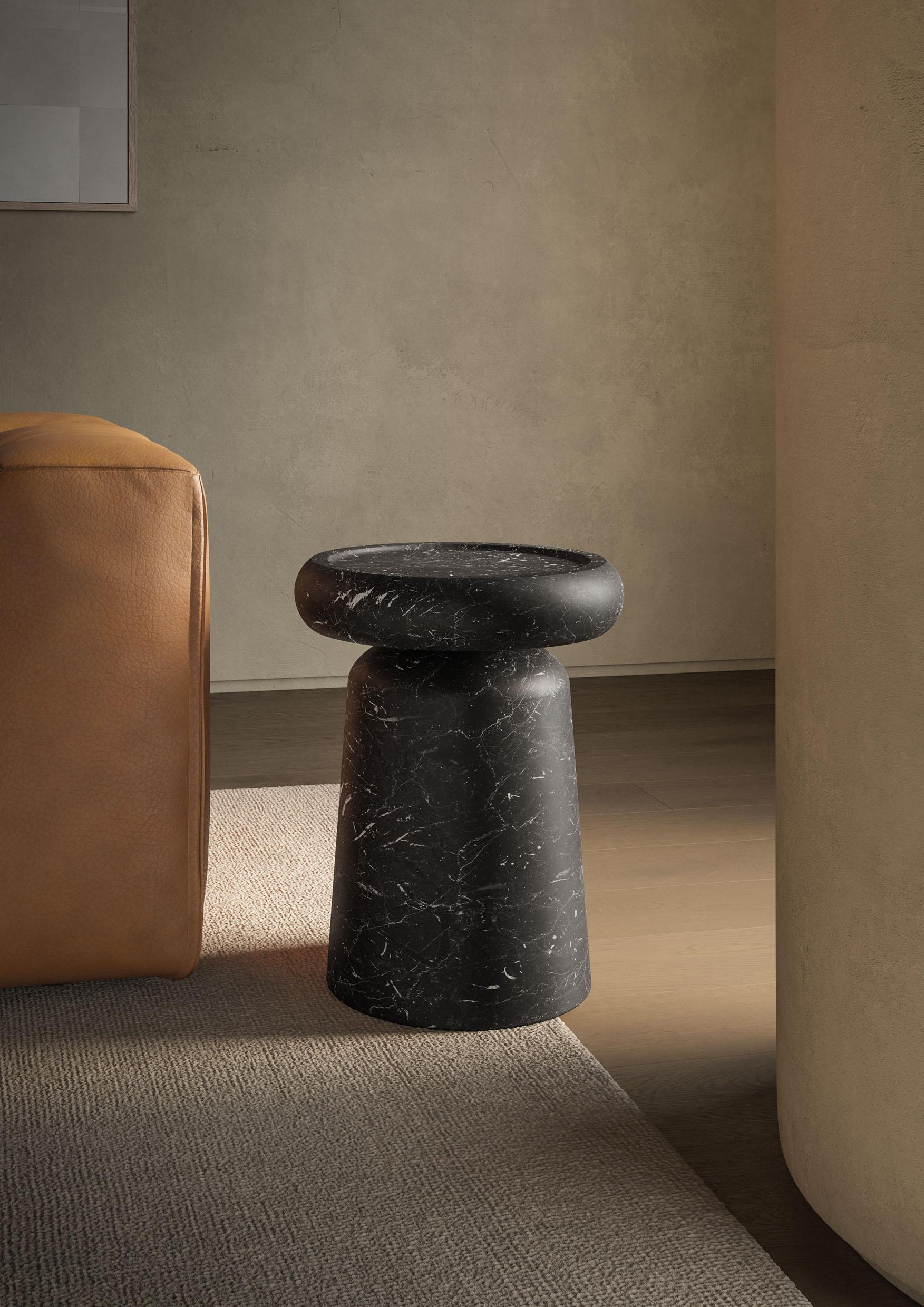 Table d'appoint en marbre Marquinia noir 
Taille : ⌀ 39 x 50 cm - 15.4 x 19.7 in.

Nom commercial : Table d'appoint Nissa en marbre Marquinia noir, Collection Nissa du designer espagnol Ivan Colominas. Fabriqué en Italie, fini à la main.

-