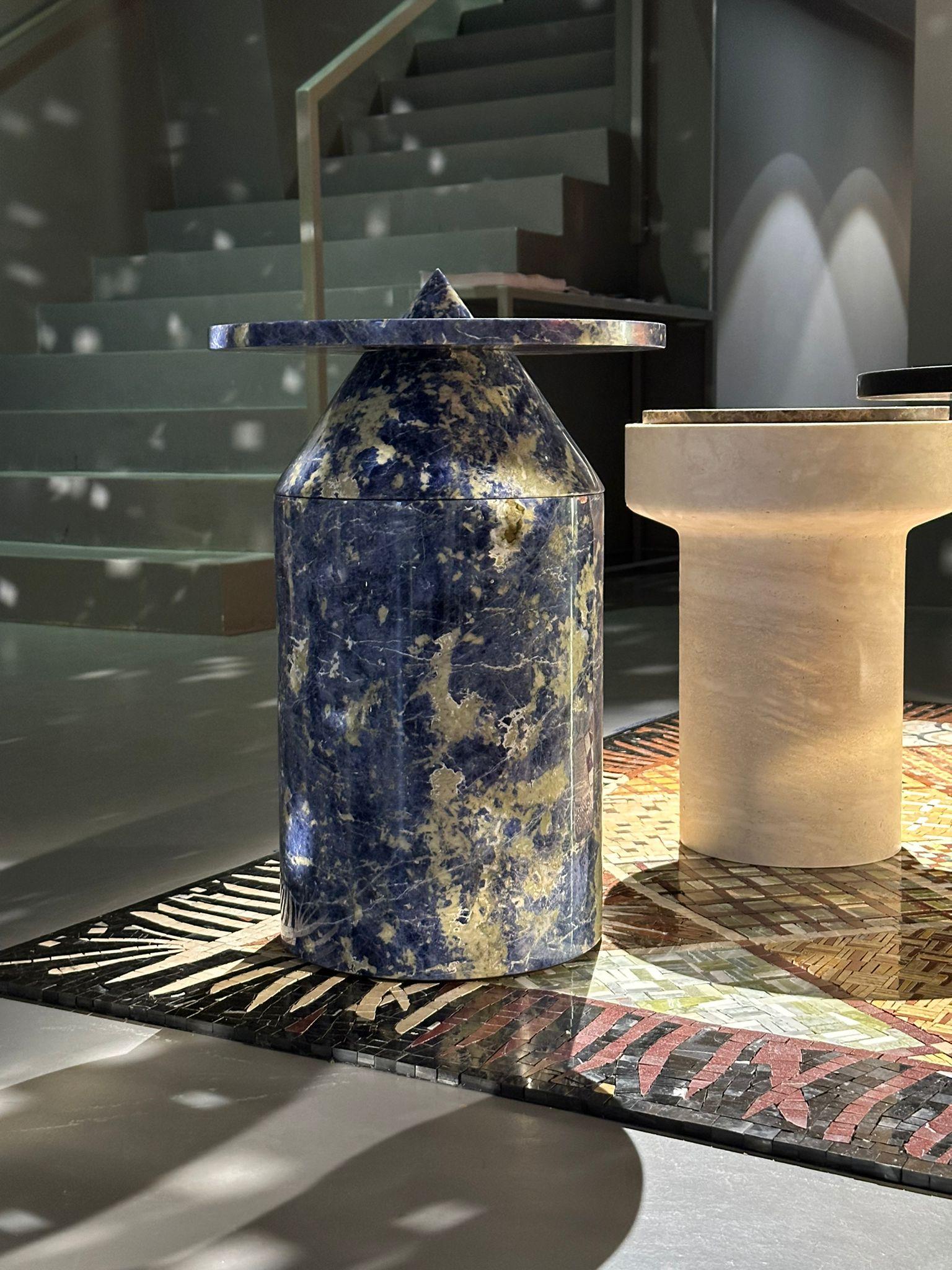 Marmo Nuovo tavolino moderno in marmo Blu Sodalite, creatore Karen Chekerdjian in vendita