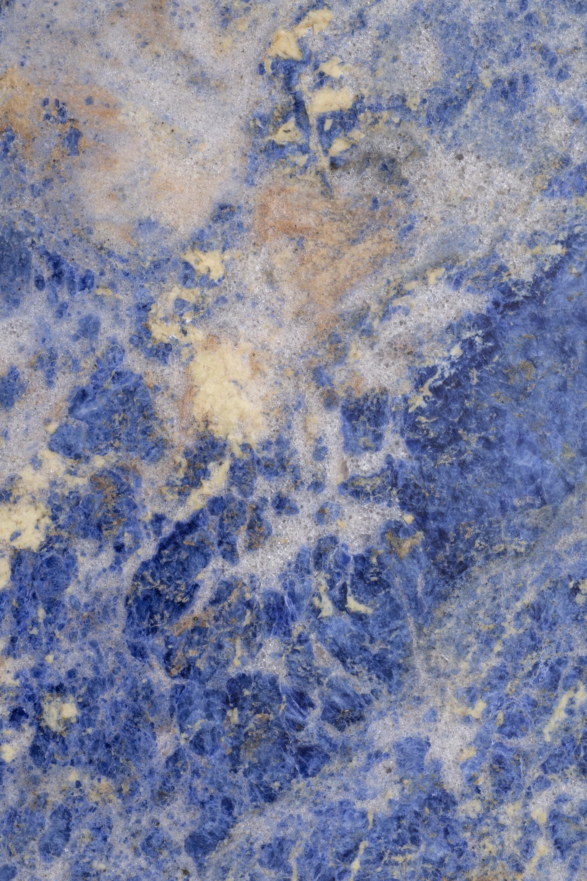 Nuovo tavolino moderno in marmo Blu Sodalite, creatore Karen Chekerdjian in vendita 4