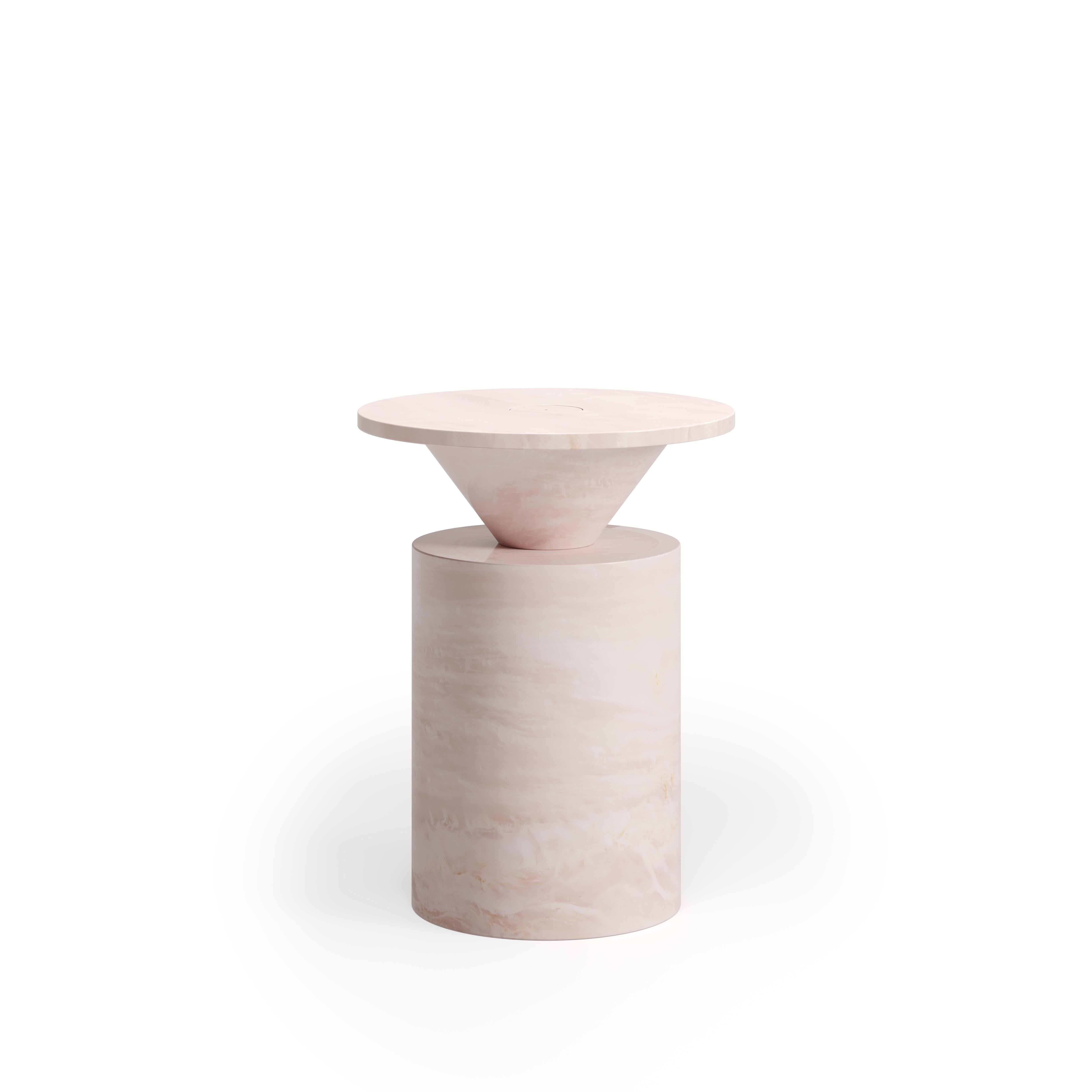 Italiano Nuovo tavolino moderno in marmo rosa, creazione di Karen Chekerdjian in vendita