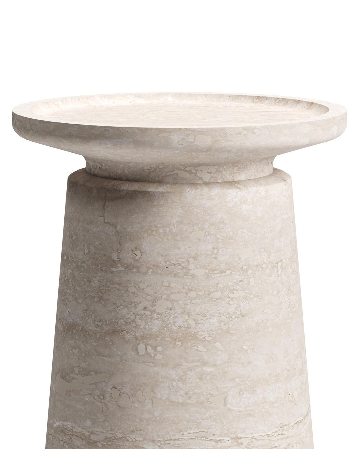 Table basse en marbre travertin. Taille : 38 (diamètre du sommet) x 54 (hauteur) cm - sommet rond - ,14.9 ⌀ (sommet) x 21.2 in.  finition lisse. Nom commercial : Altana Small par le designer espagnol Ivan Colominas. 
Pas de frontières
À l'instar des
