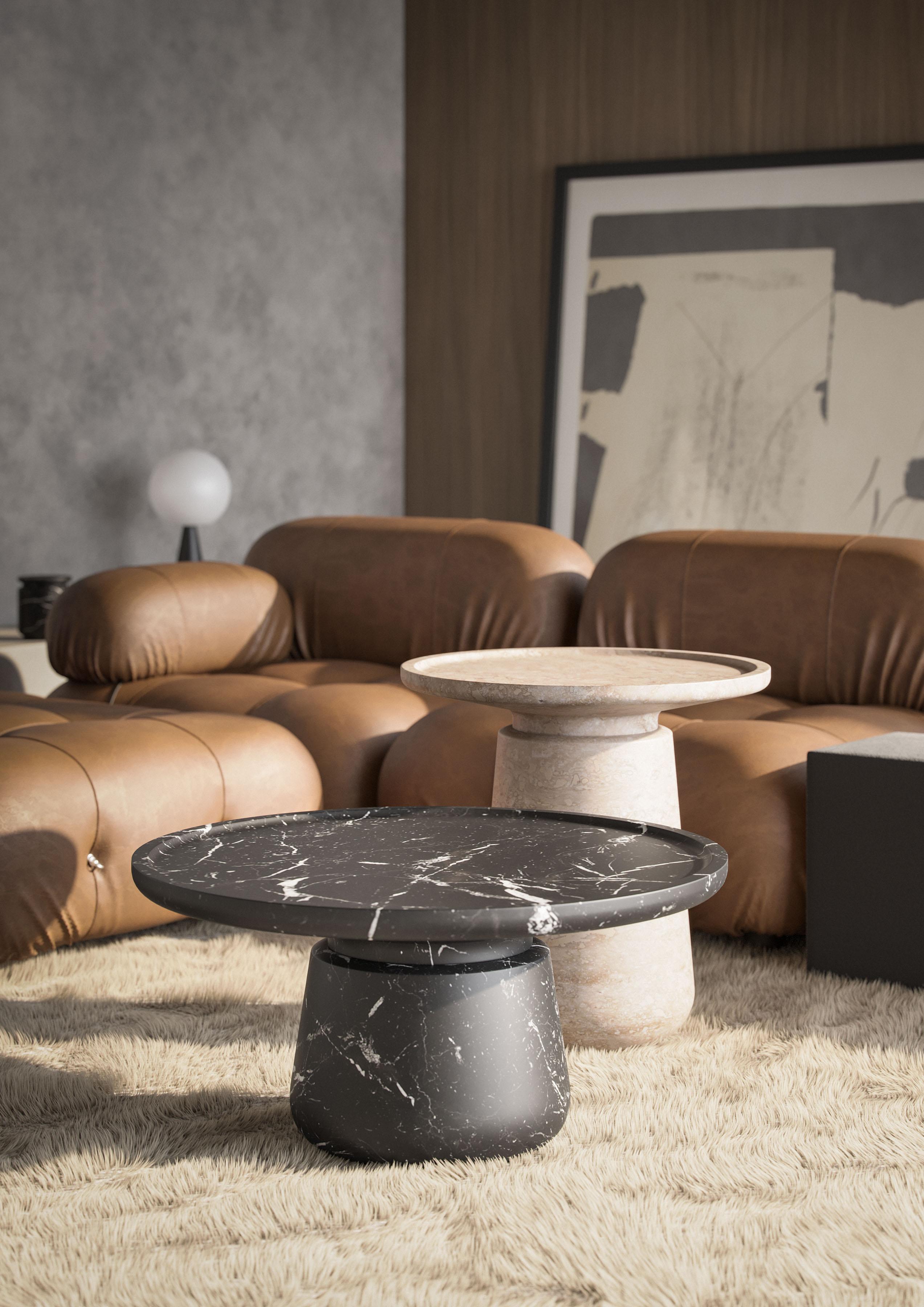 Table basse en marbre Travertino. Dimensions : 23 (base) x 54 (diamètre du plateau) x 54 (hauteur) cm - plateau rond - , 9,1 x 21,2 x 21,2, finition lisse. Nom commercial : Altana Medium par le designer espagnol Ivan Colominas. 
Pas de