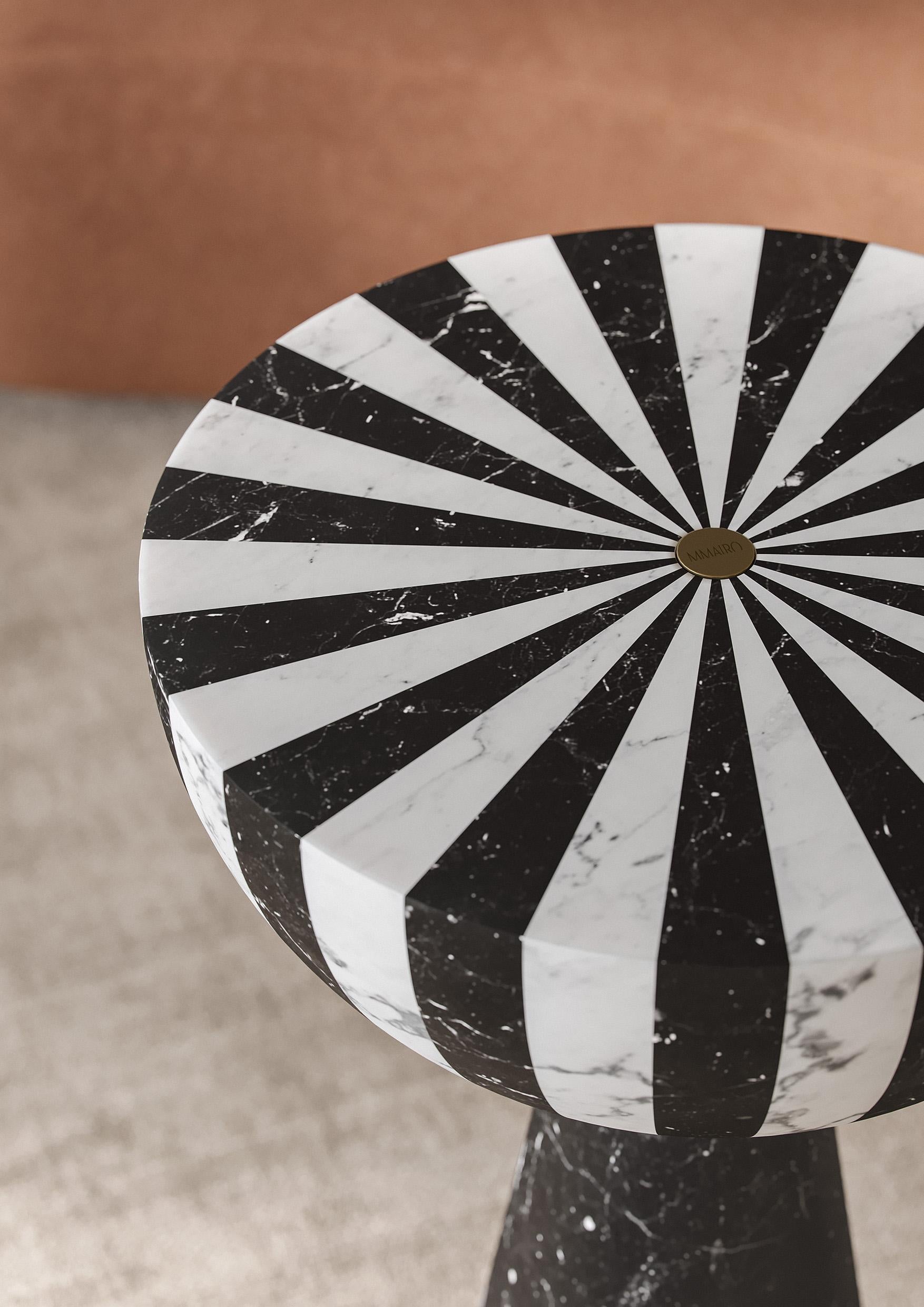 Tavolino S in marmo White Michelangelo e Black Marquinia 
Disponibile anche nella versione L.

Le ipnotiche strisce bianche e nere della nuova collezione Nova, disegnata da Jacopo Simonetti, offrono un modo versatile per aggiungere personalità ai