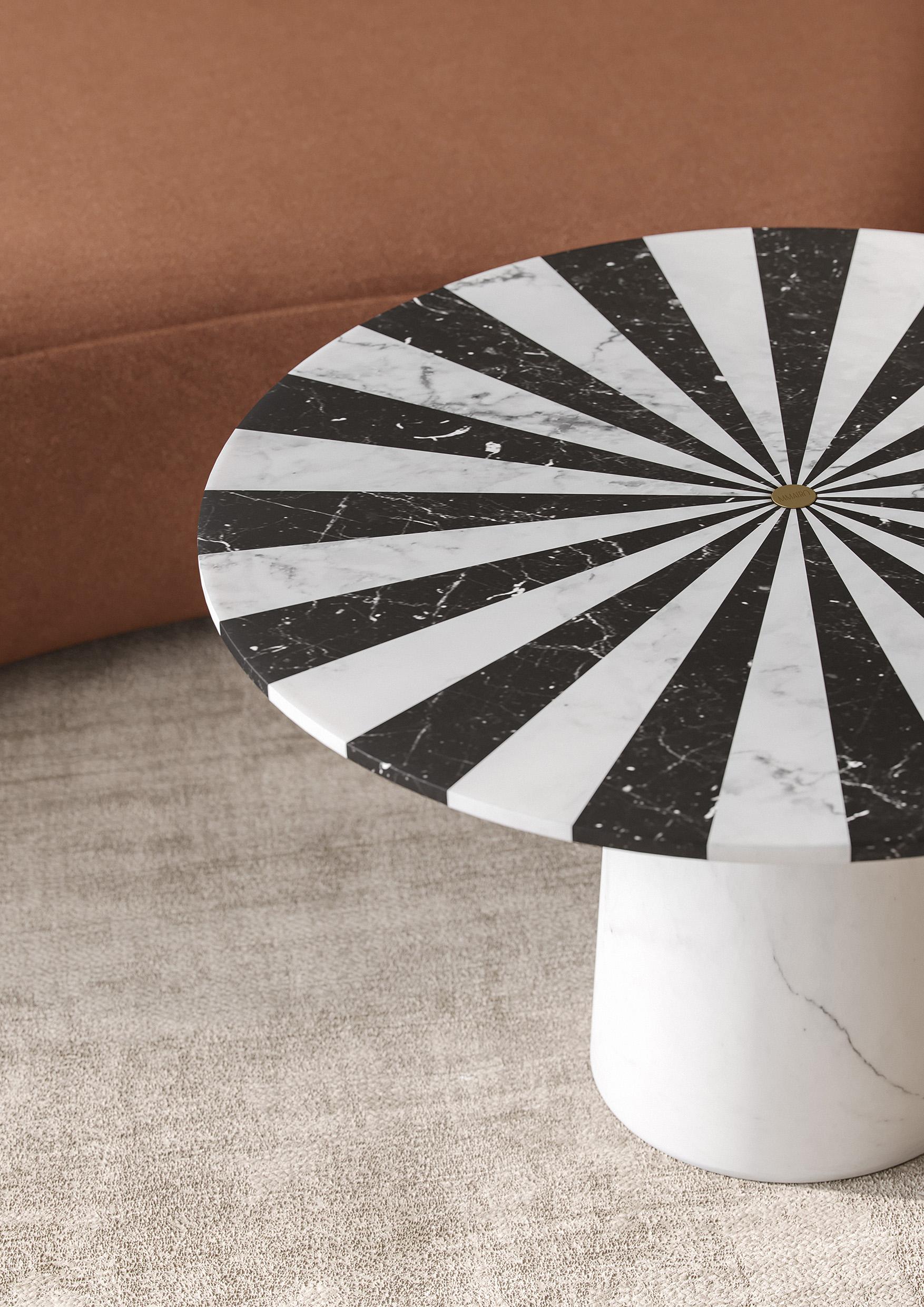 Tavolino I.L.A. in marmo Whiting e Michelangelo 
Disponibile anche nella versione S 

Le ipnotiche strisce bianche e nere della nuova collezione Nova, disegnata da Jacopo Simonetti, offrono un modo versatile per aggiungere personalità ai tuoi