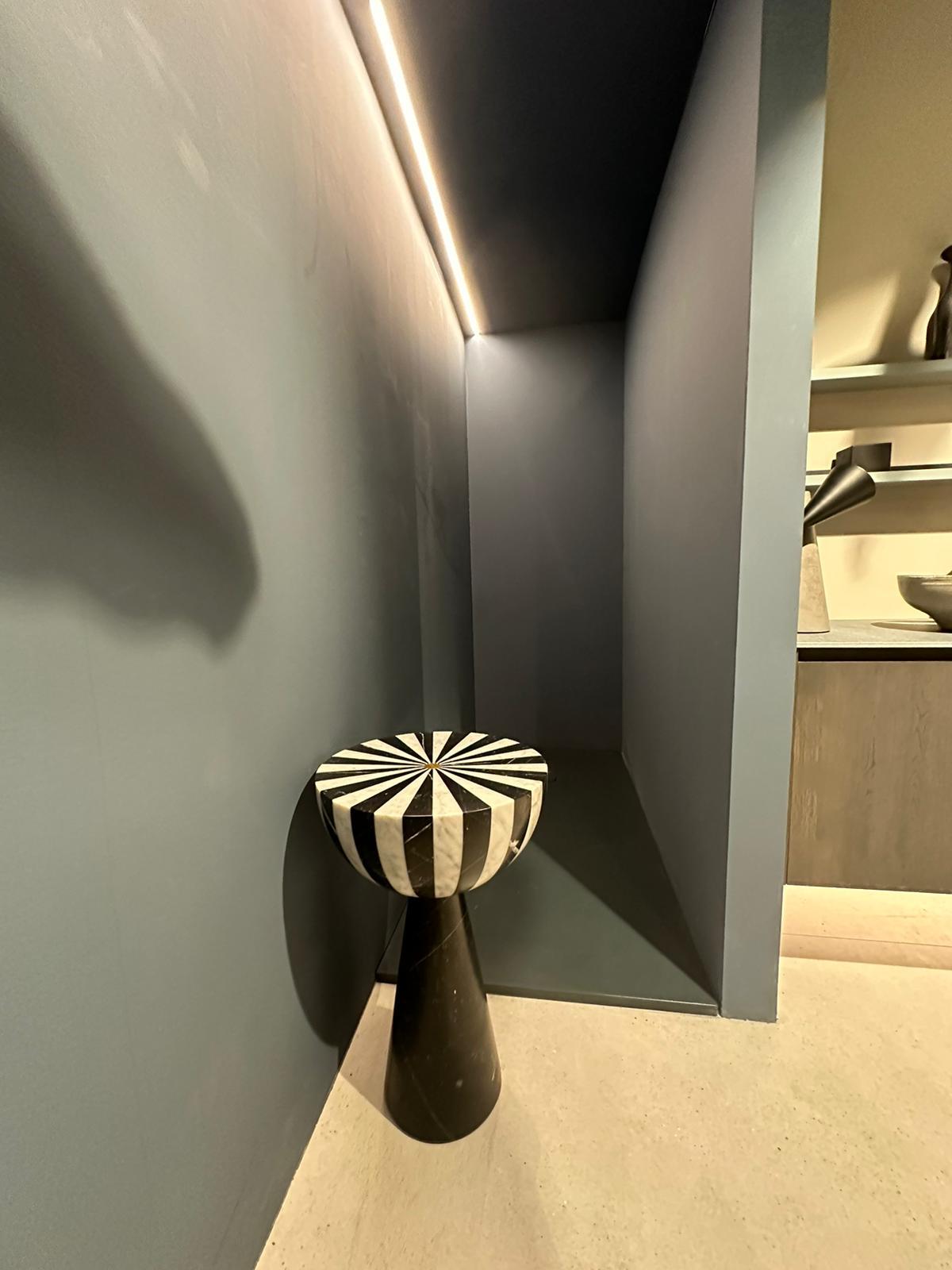 Nuovo tavolino moderno in marmo bianco e nero, Designer Jacopo Simonetti In condizioni Nuovo in vendita a Milan, IT