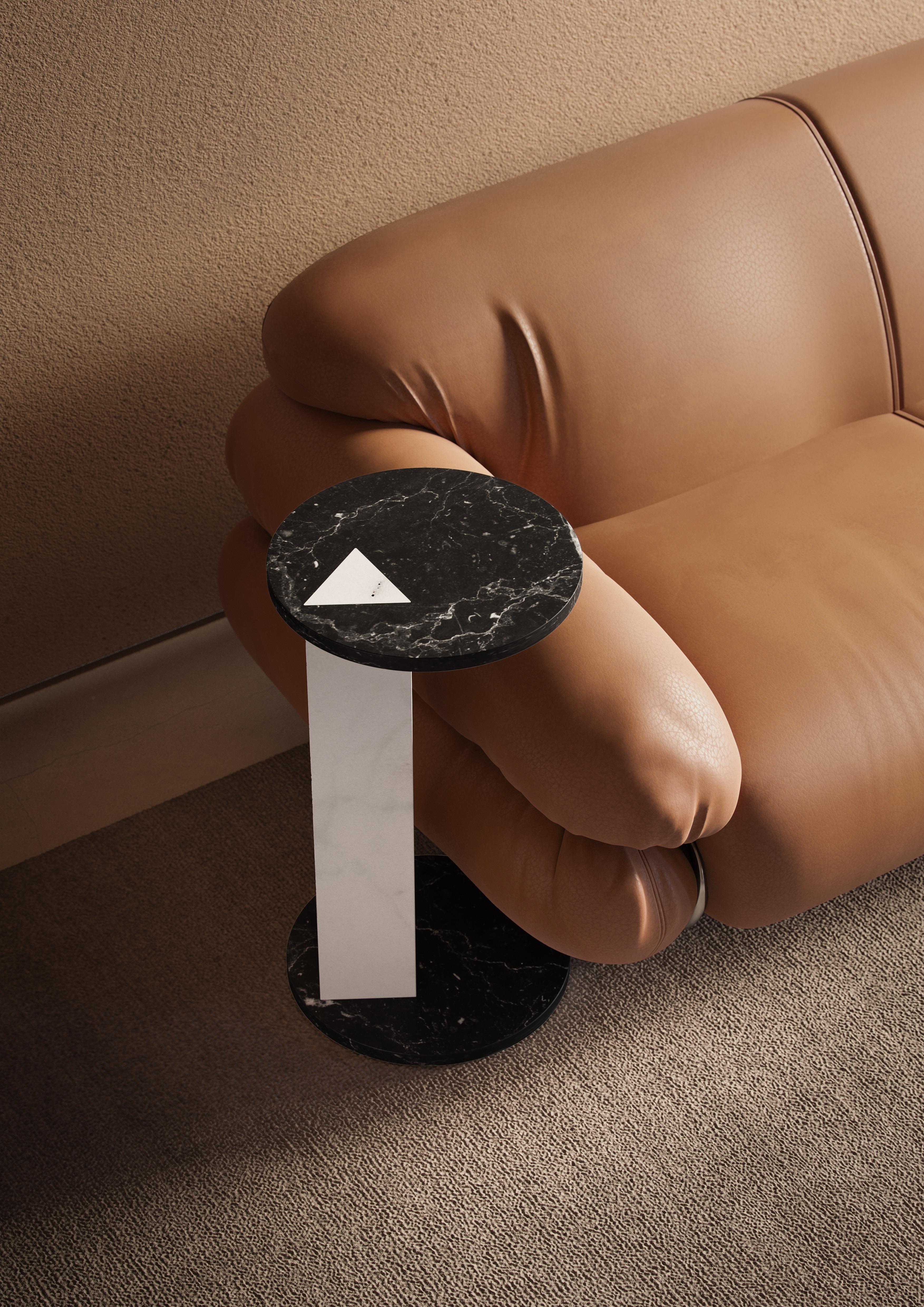 Tavolino in marmo nero Marquinia e bianco Michelangelo 
Dimensioni: ⌀ 36 x 65 cm - ⌀ 14,2 x 25,6 pollici. 

Nome commerciale: Lyris L - Tavolino in marmo Nero Marquinia e Bianco Michelangelo, Collezione Attis del designer/architetto italiano Lorenzo