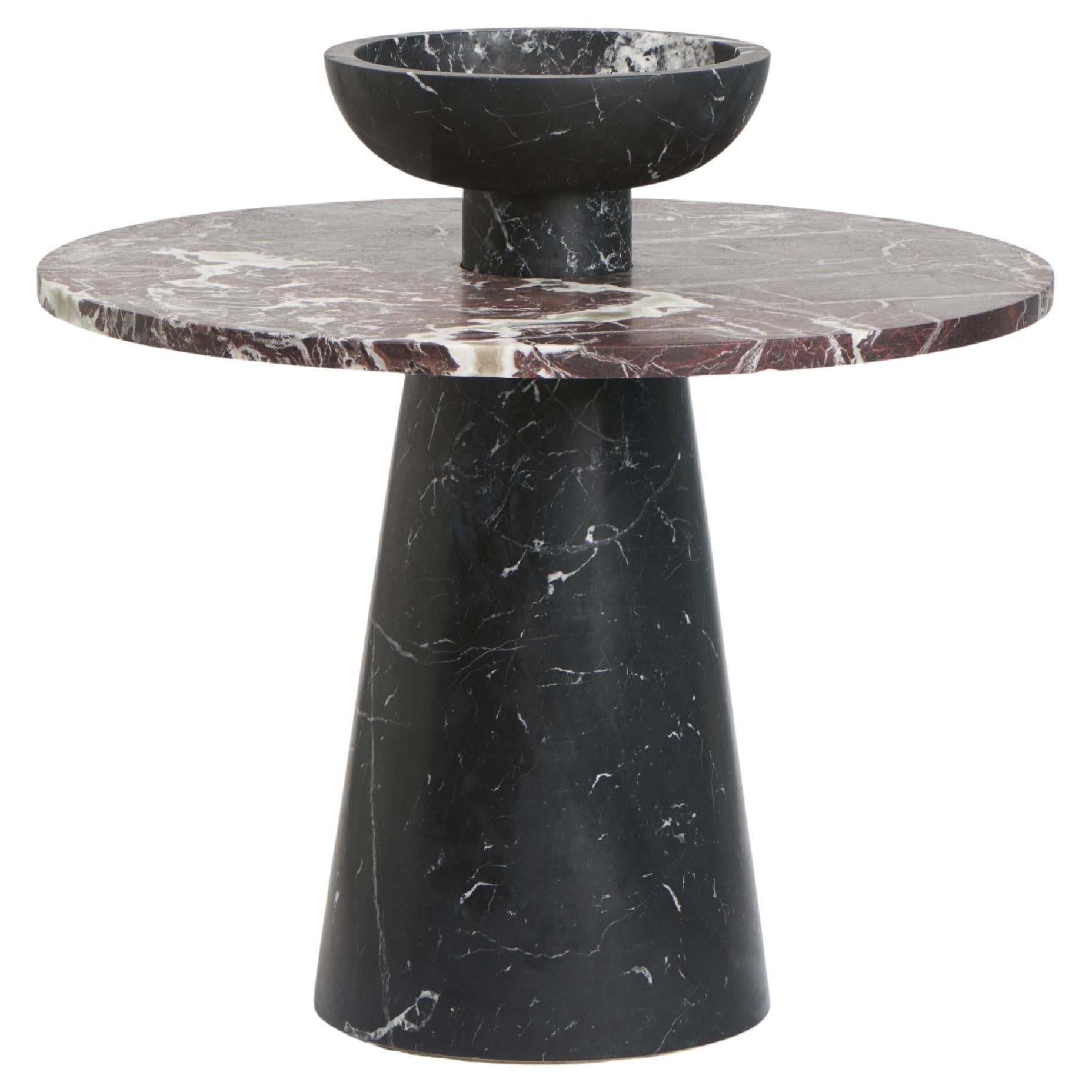Table d'appoint moderne avec accessoires en marbre, de la créatrice Karen Chekerdjian