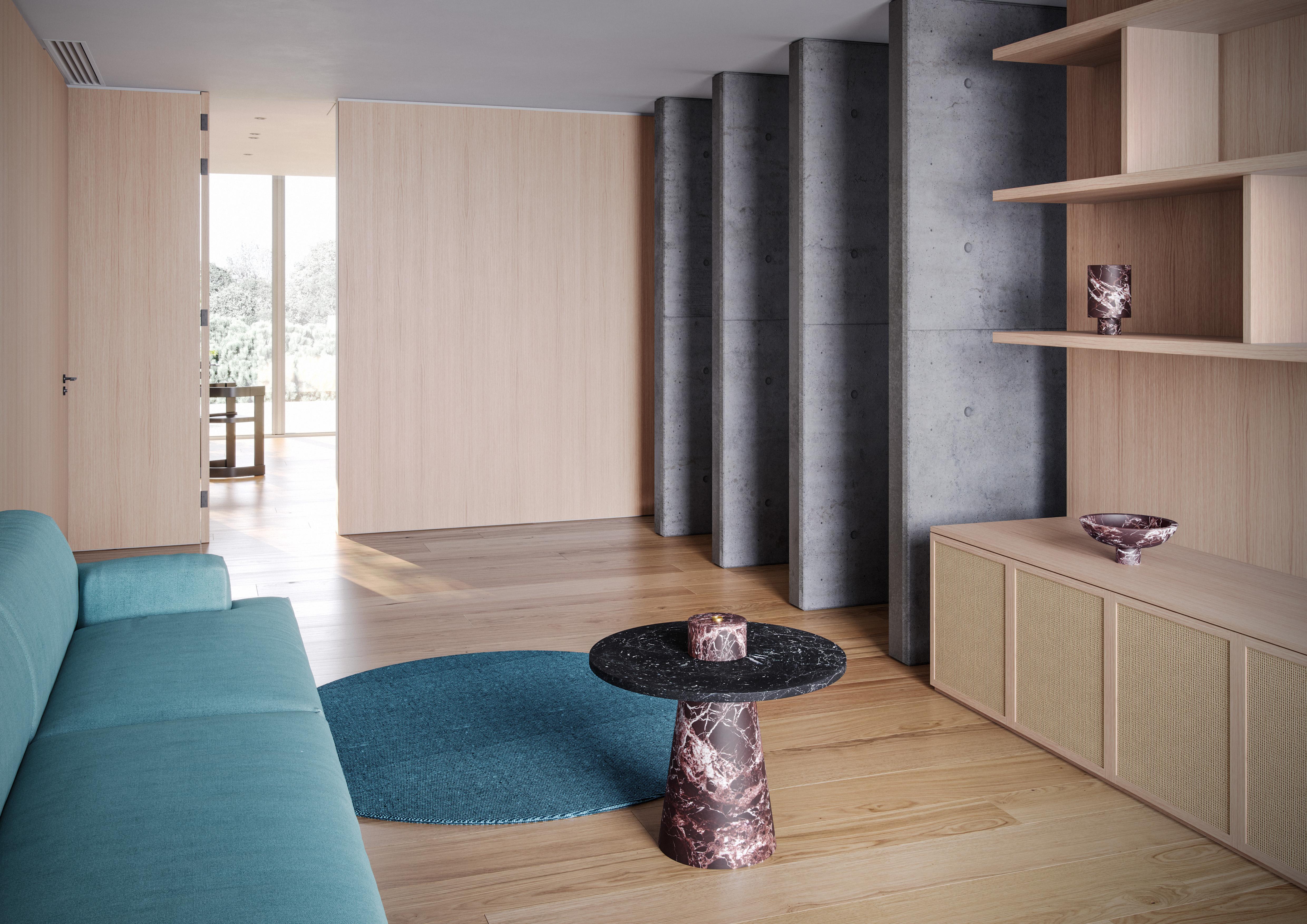 Il valore del cambiamento in un semplice gesto. La nuova creazione di Karen Chekerdjian mette il design in primo piano: da una base, molteplici possibilità. Questo tavolino, che sprigiona un'innegabile energia grazie al marmo di cui è fatto, può