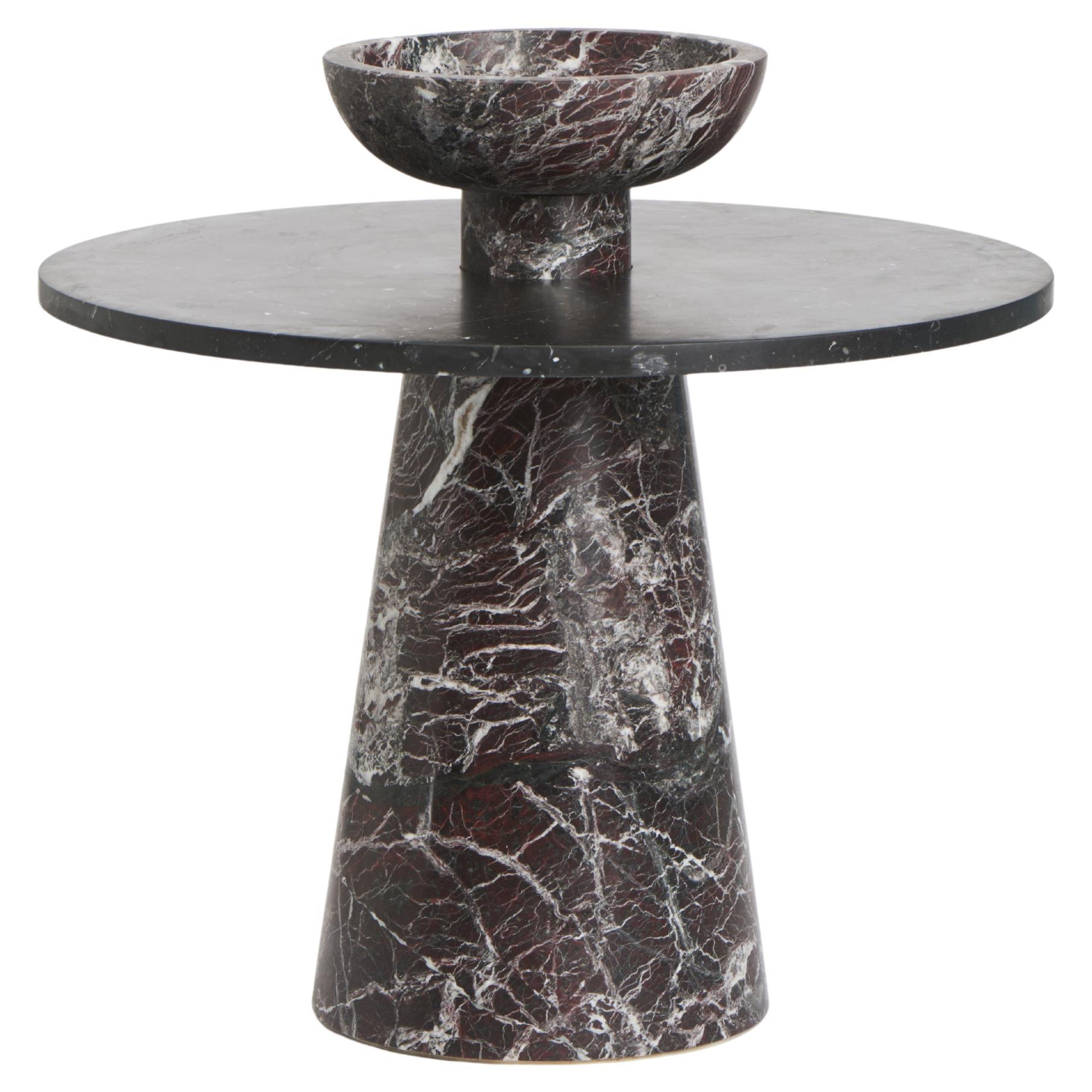 Table d'appoint moderne avec accessoires en marbre, de la créatrice Karen Chekerdjian