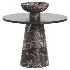 Table d'appoint moderne avec accessoires en marbre, de la créatrice Karen Chekerdjian