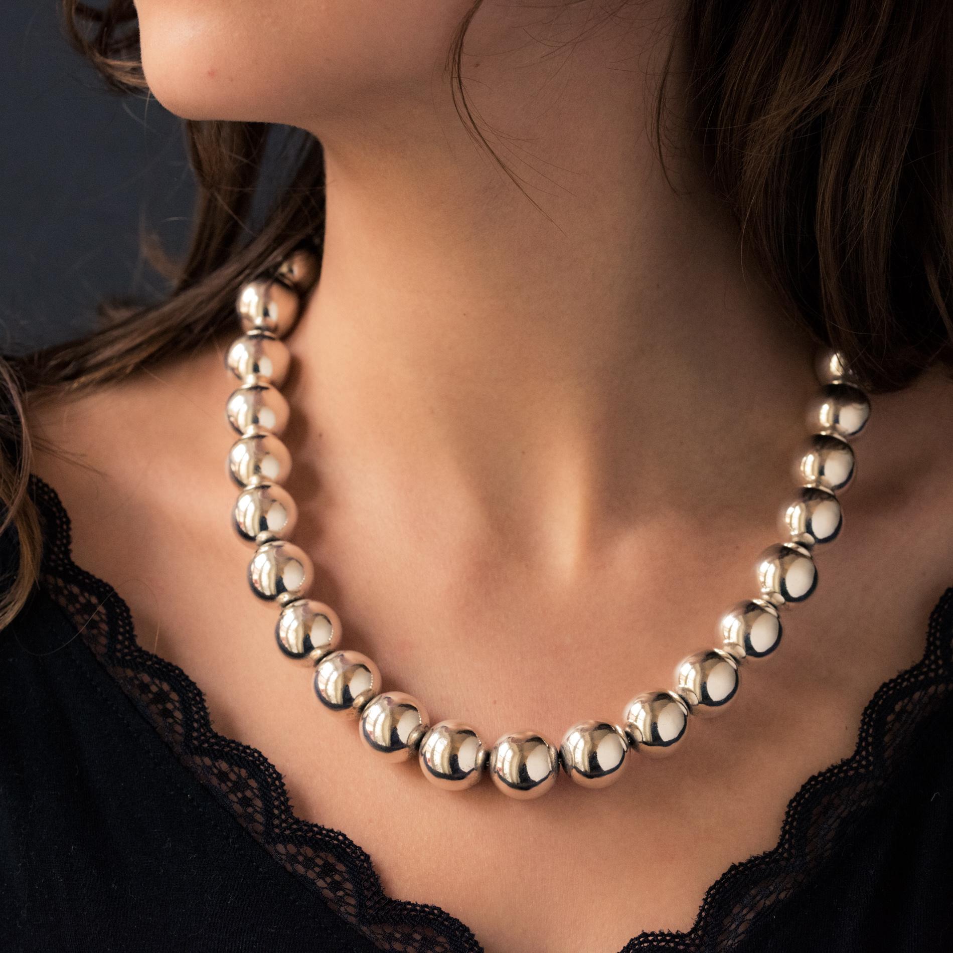 Necklace in sterling silver.
This necklace consists of a row of chocker silver pearls. The clasp is a keyboard.
Length: about 52 cm, pearl diameter: about 1.6 cm.
Total weight of the jewel: approximately 141 g.
Modern jewel.
Our opinion: This superb