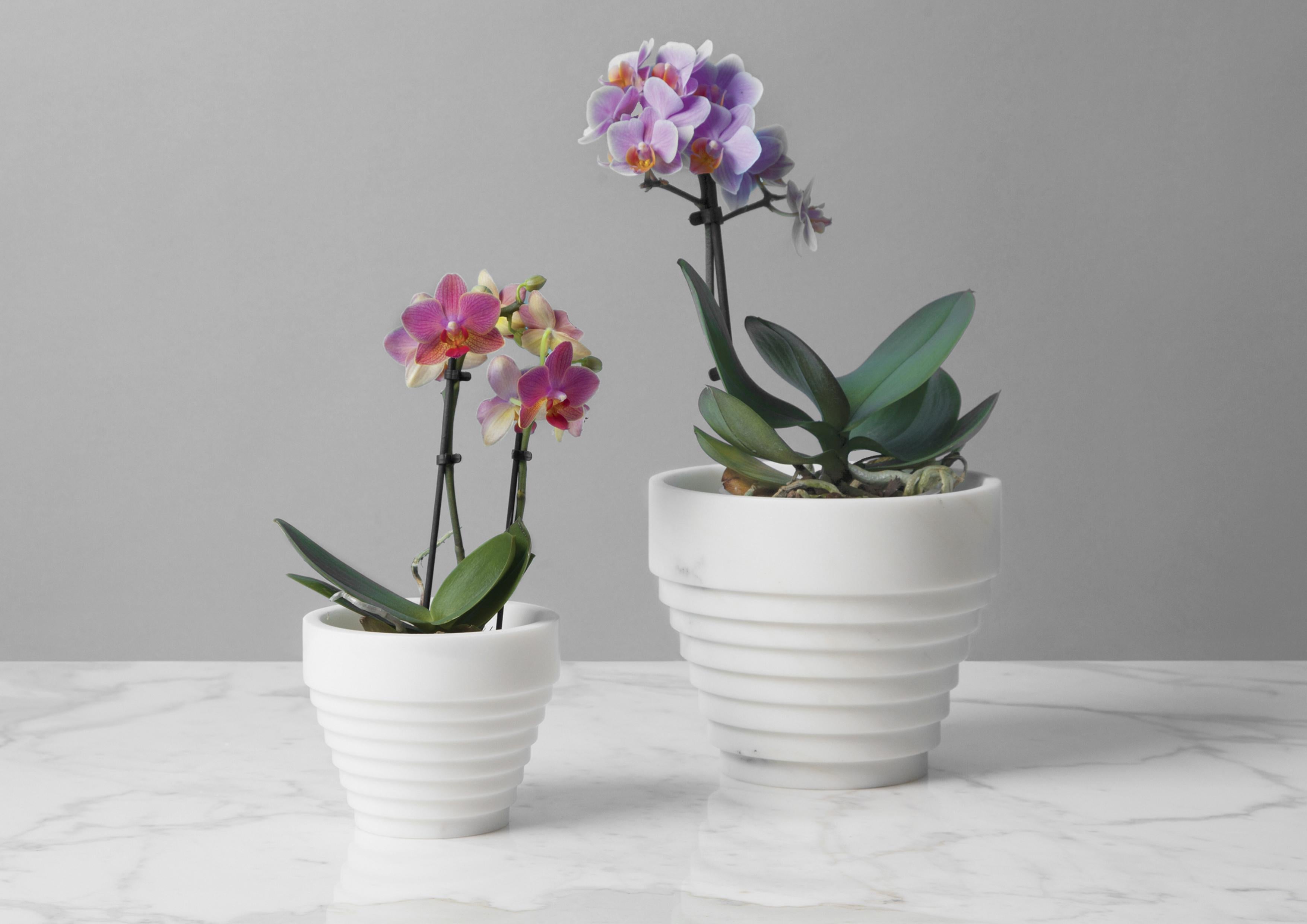 Nuovo vaso moderno piccolo in marmo bianco Michelangelo creatore Michele Chiossi Stock In condizioni Nuovo in vendita a Milan, IT