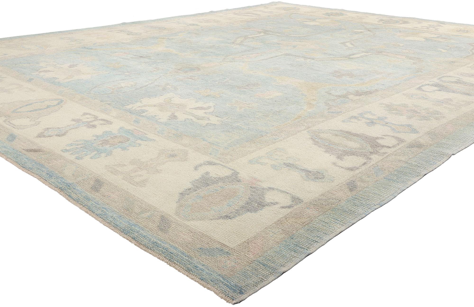 53989 Neuer moderner hellblauer türkischer Oushak-Teppich, 10'10 x 13'10. Dieser moderne türkische Oushak-Teppich aus handgeknüpfter Wolle ist ein fesselnder Ausdruck anatolischer Kunstfertigkeit, der zeitgenössisches Designempfinden mit zeitlosen
