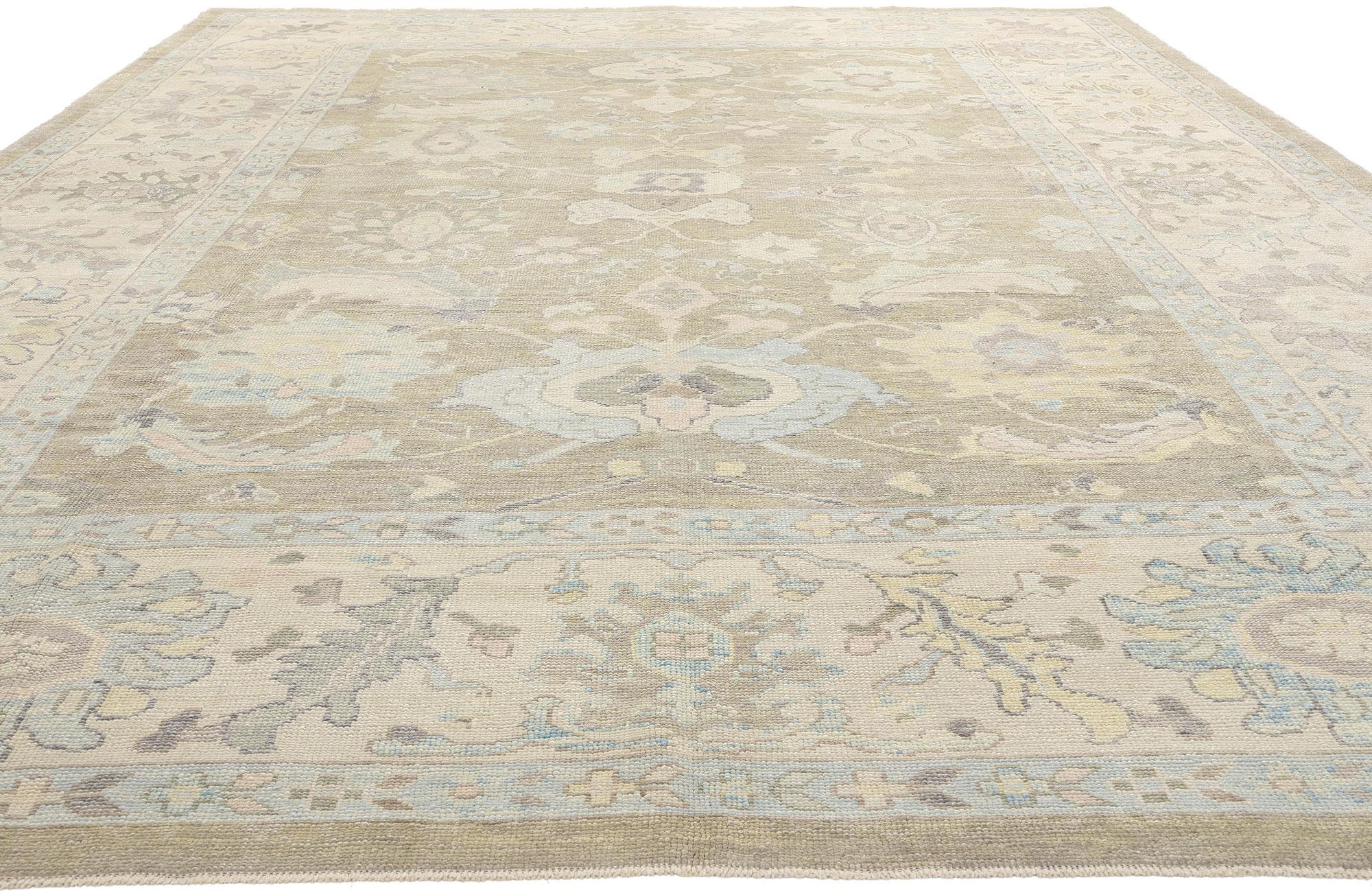 Moderner, weicher, erdfarbener, türkischer Oushak-Teppich mit traditionellem Stil (Ästhetizismus) im Angebot