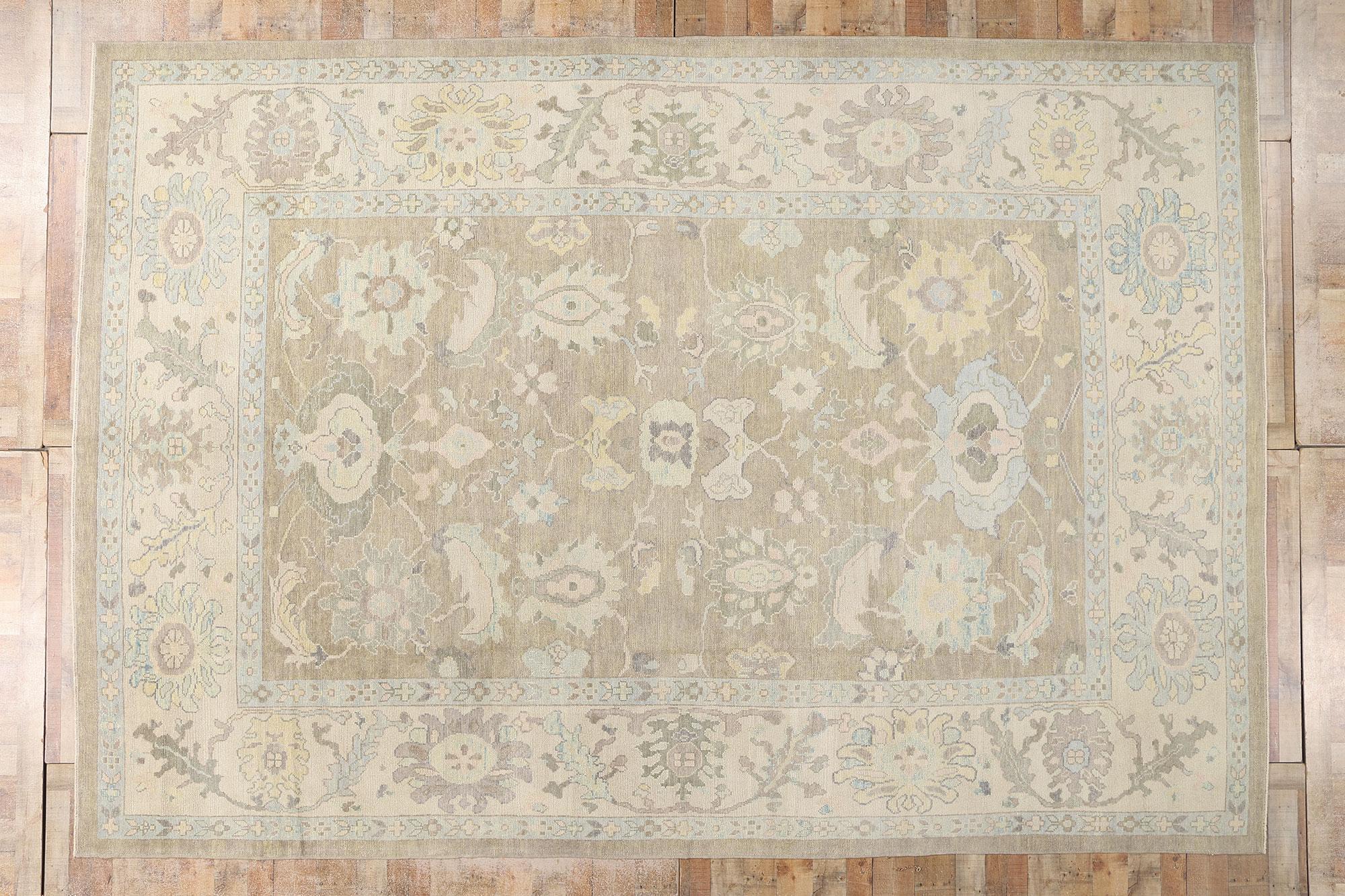 Moderner, weicher, erdfarbener, türkischer Oushak-Teppich mit traditionellem Stil im Angebot 1
