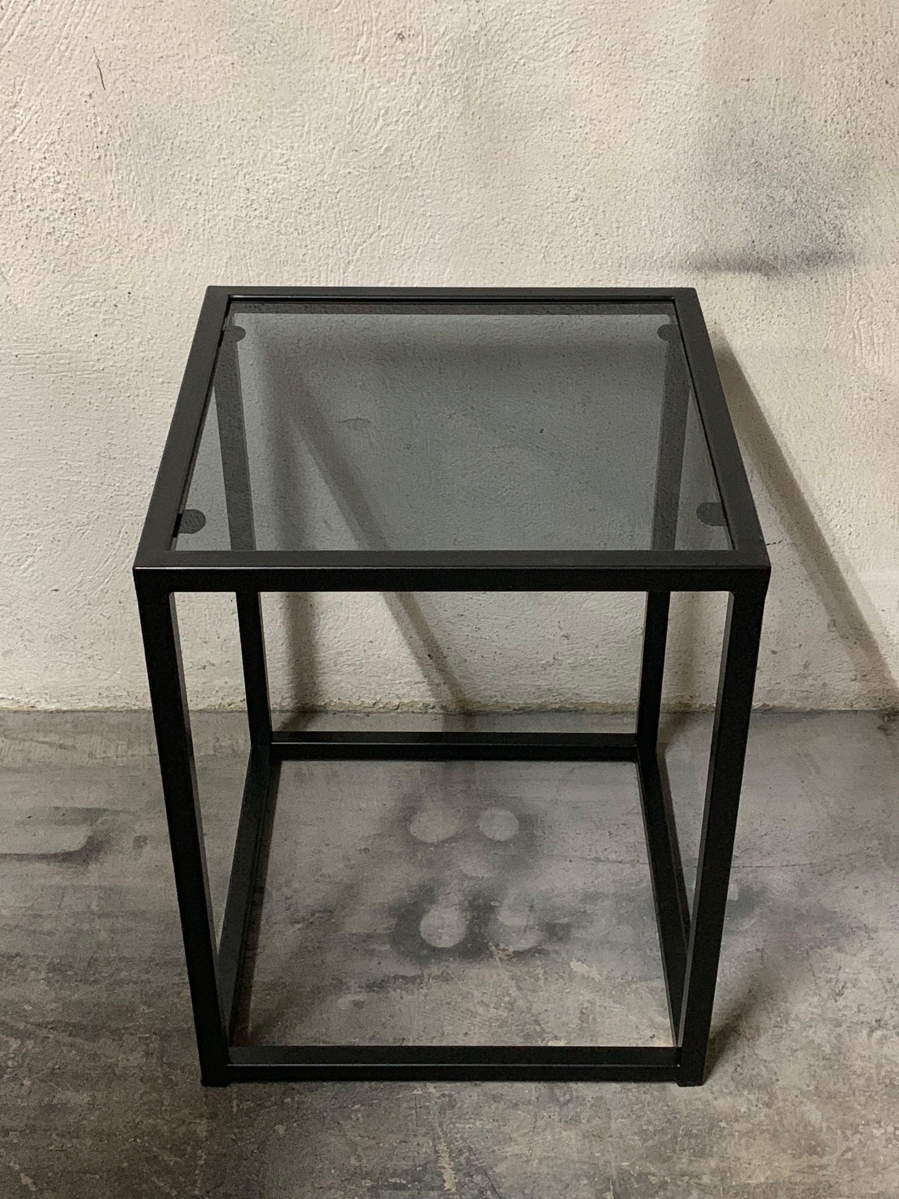 Neu Moderner quadratischer schwarzer Tisch mit Fumee-Glasplatte. Innen oder außen
Sie können mehrere Tische kombinieren, um verschiedene Kompositionen zu erstellen.